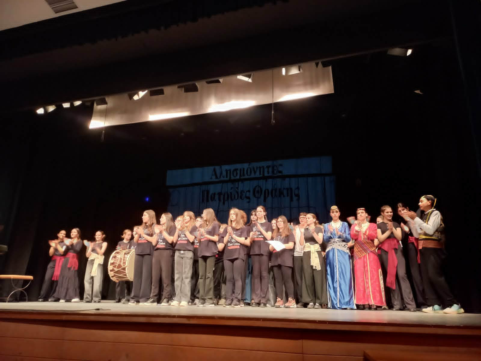 Έσμιξαν οι αξίες της παράδοσης στην παράσταση ‘’Ας κρατήσουν οι χοροί’’