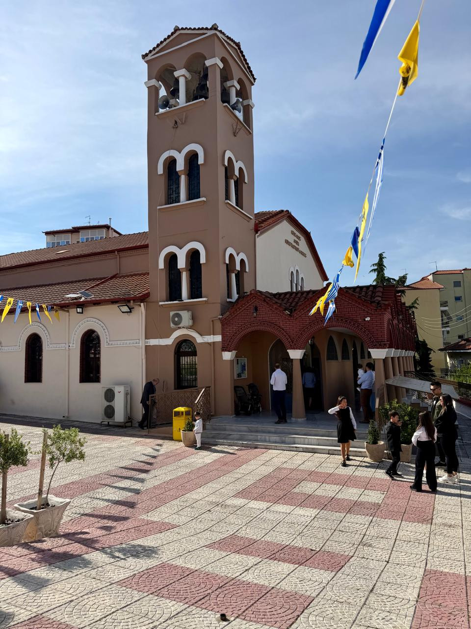 Λάκης Βασιλειάδης: Συγχαρητήρια στους πατέρες, τους δωρητές και τους εθελοντές για την υλοποίηση της προσπάθειας αυτής.