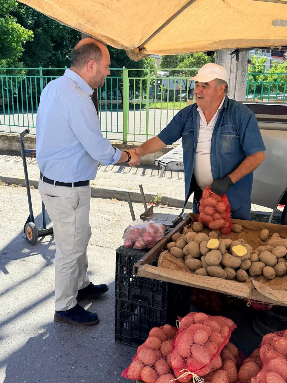 Στη Λαϊκή αγορά Σκύδρας ο Λάκης Βασιλειάδης