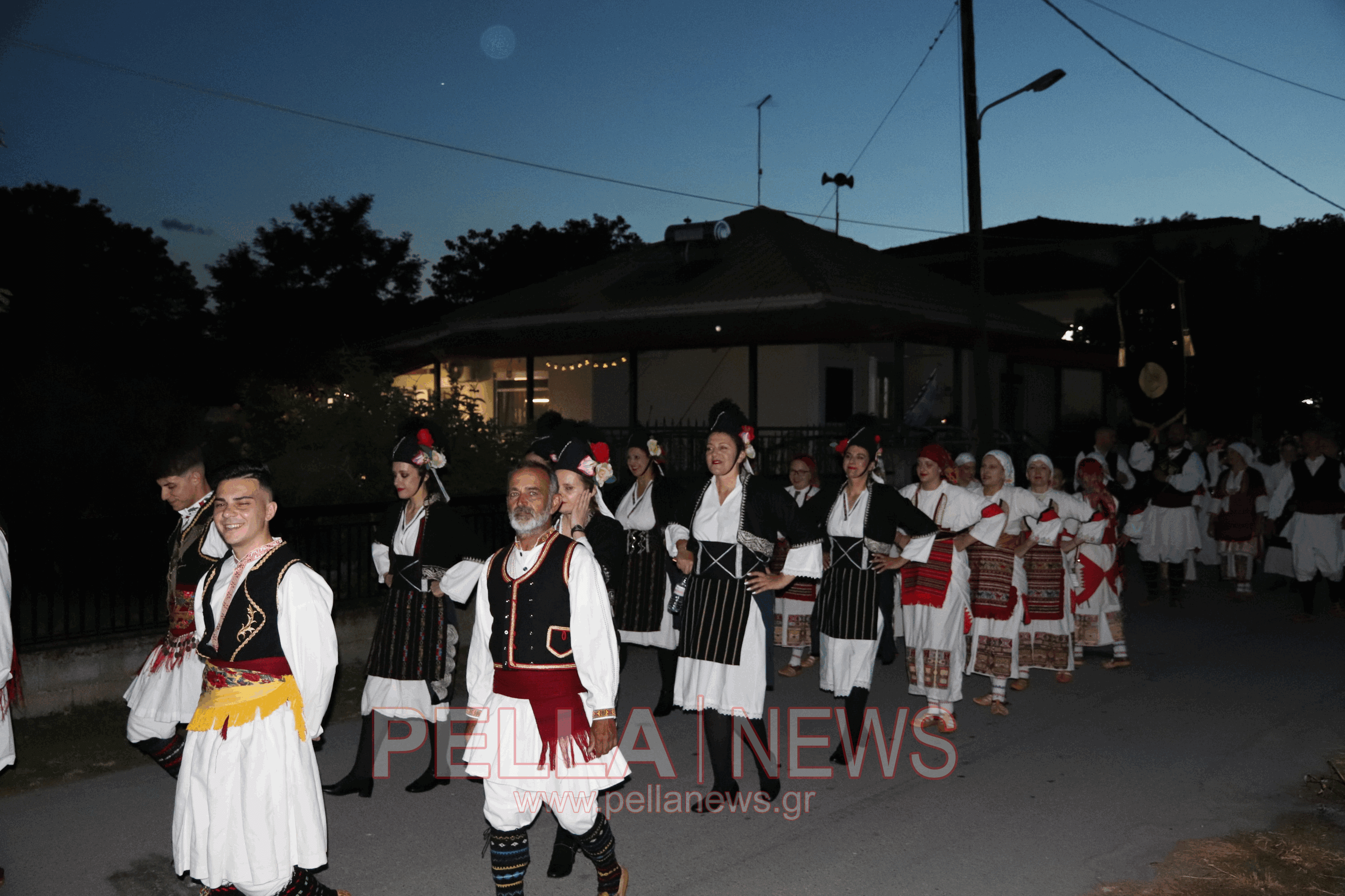 Δυναμική έναρξη για το τριήμερο του Αγίου Πνεύματος στα Καλύβια Σκύδρας (φωτο & βιντεο)
