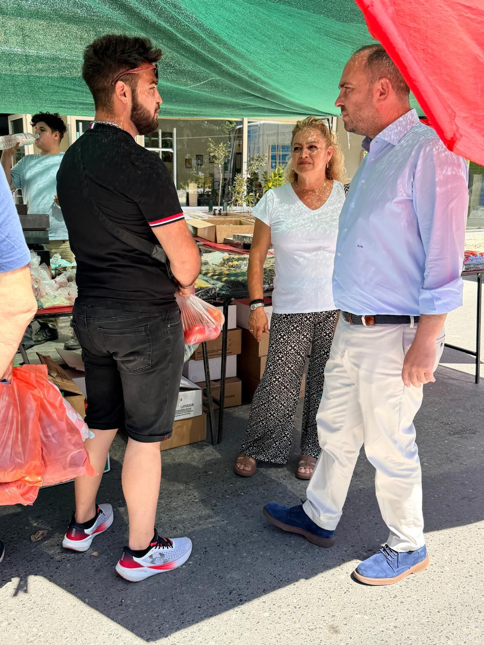 Στη Λαϊκή αγορά Σκύδρας ο Λάκης Βασιλειάδης