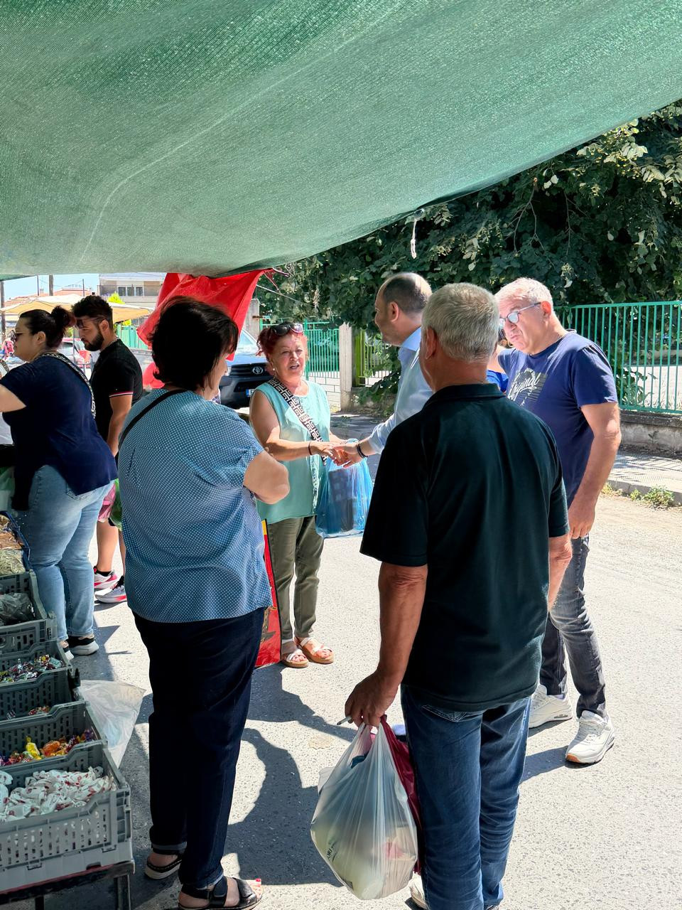 Στη Λαϊκή αγορά Σκύδρας ο Λάκης Βασιλειάδης