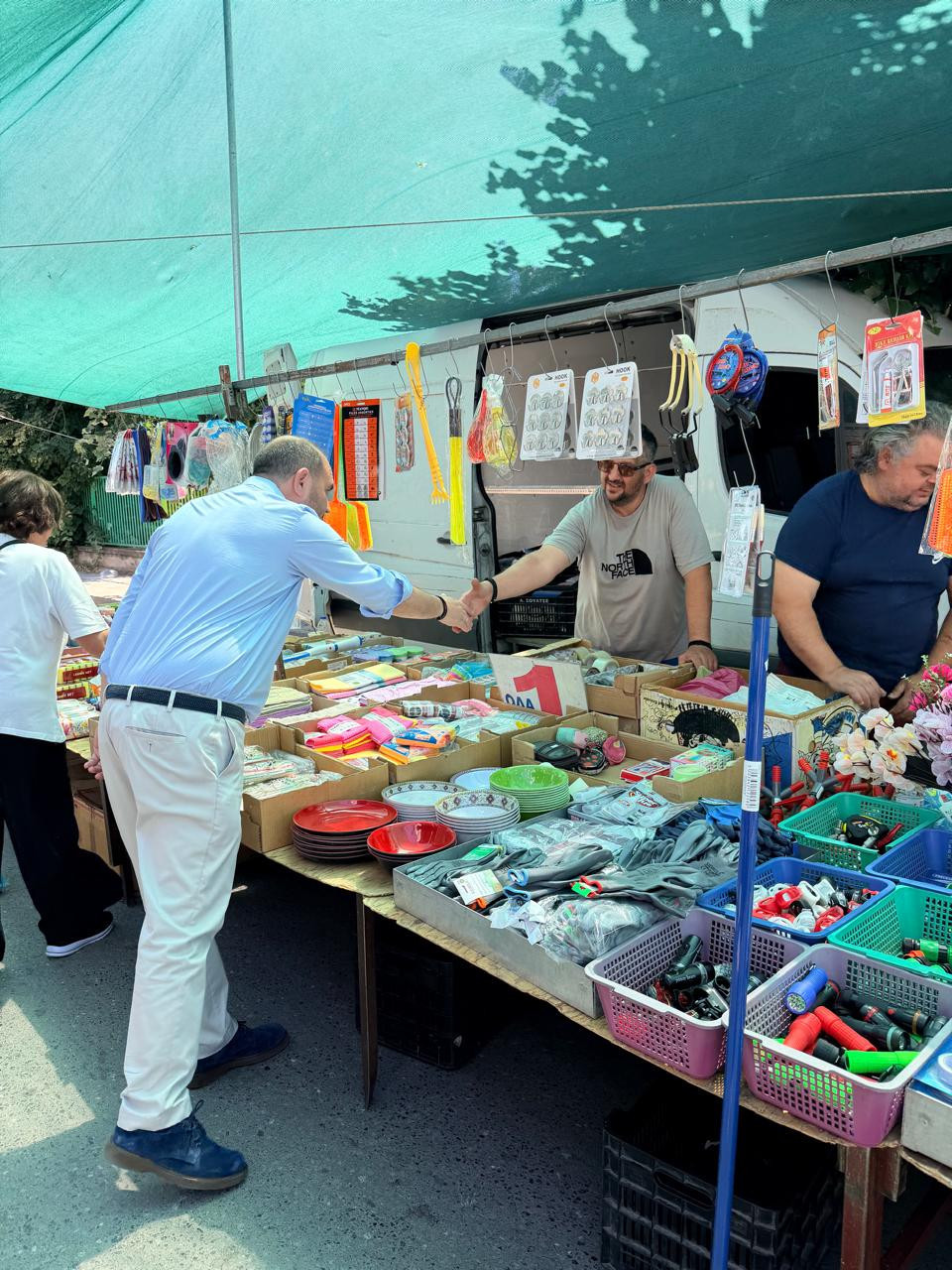 Στη Λαϊκή αγορά Σκύδρας ο Λάκης Βασιλειάδης