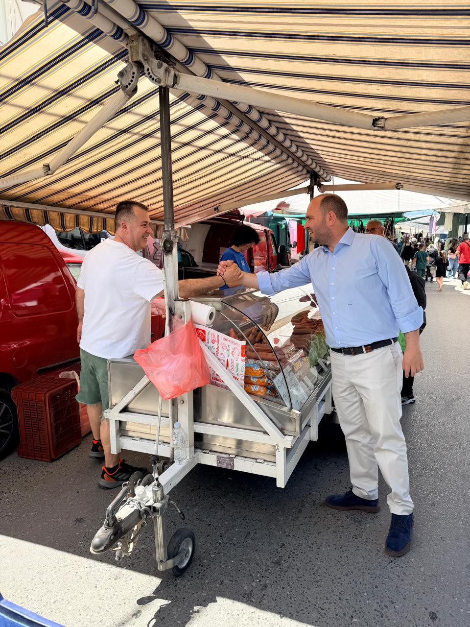 Στη Λαϊκή αγορά Σκύδρας ο Λάκης Βασιλειάδης