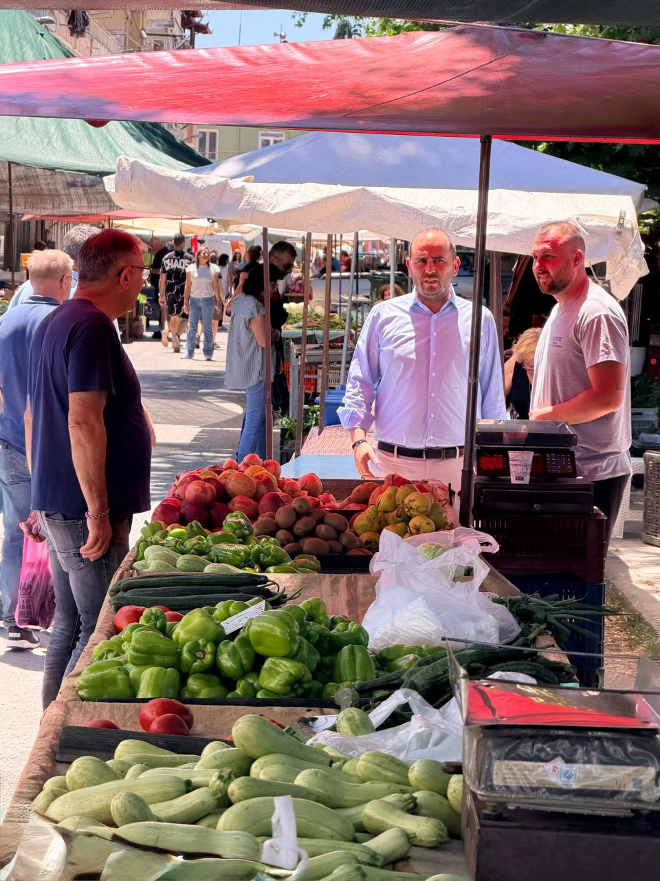 Στη Λαϊκή αγορά Σκύδρας ο Λάκης Βασιλειάδης