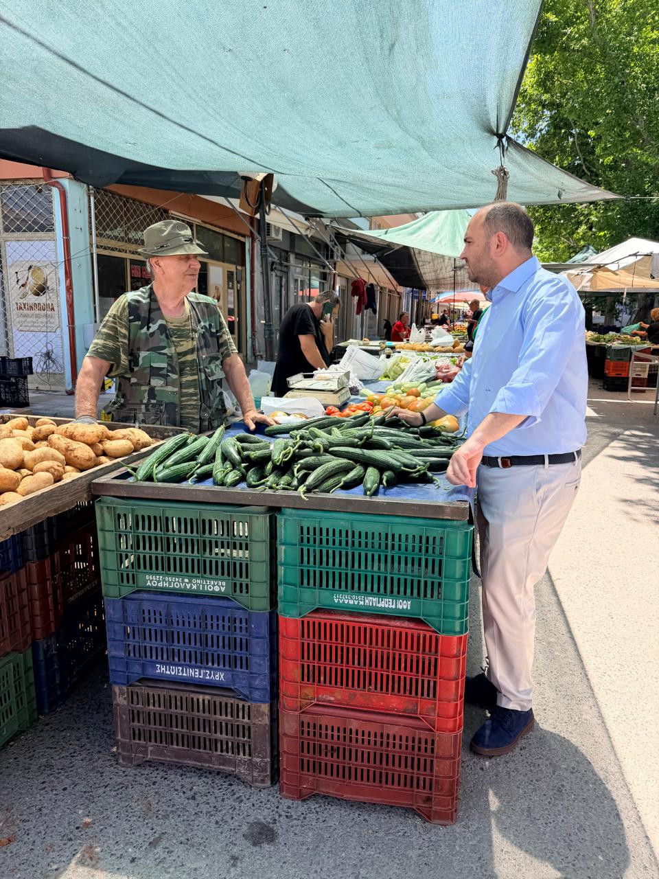 Στη Λαϊκή αγορά Σκύδρας ο Λάκης Βασιλειάδης