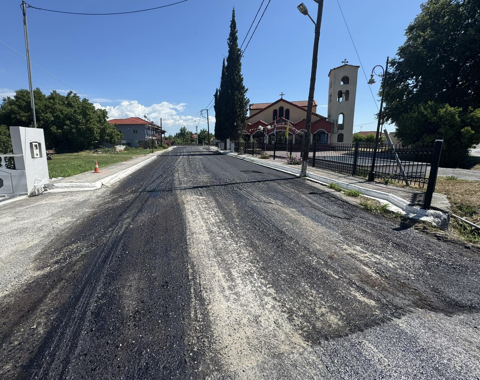 Συνεχίζονται οι ασφαλτοστρώσεις σε οικισμούς του Δήμου Πέλλας