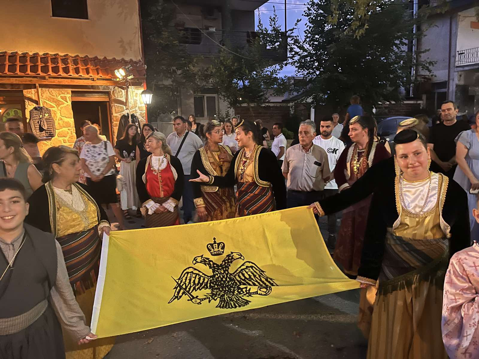 Νεοχώρι Αλμωπίας: Με λαμπρότητα η περιφορά της εικόνας της Παναγίας – Πλήθος πιστών έψαλε τα Εγκώμια