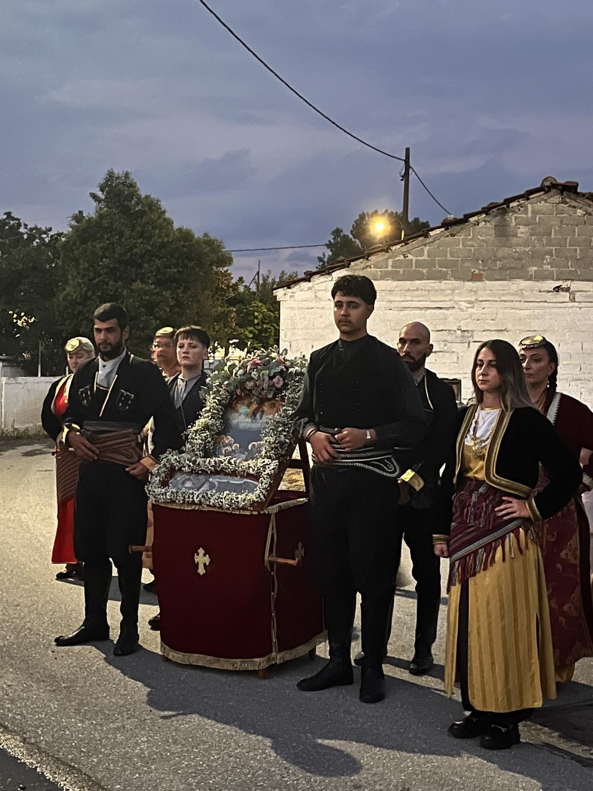 Νεοχώρι Αλμωπίας: Με λαμπρότητα η περιφορά της εικόνας της Παναγίας – Πλήθος πιστών έψαλε τα Εγκώμια