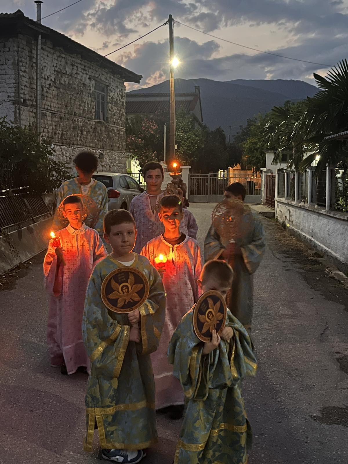 Νεοχώρι Αλμωπίας: Με λαμπρότητα η περιφορά της εικόνας της Παναγίας – Πλήθος πιστών έψαλε τα Εγκώμια