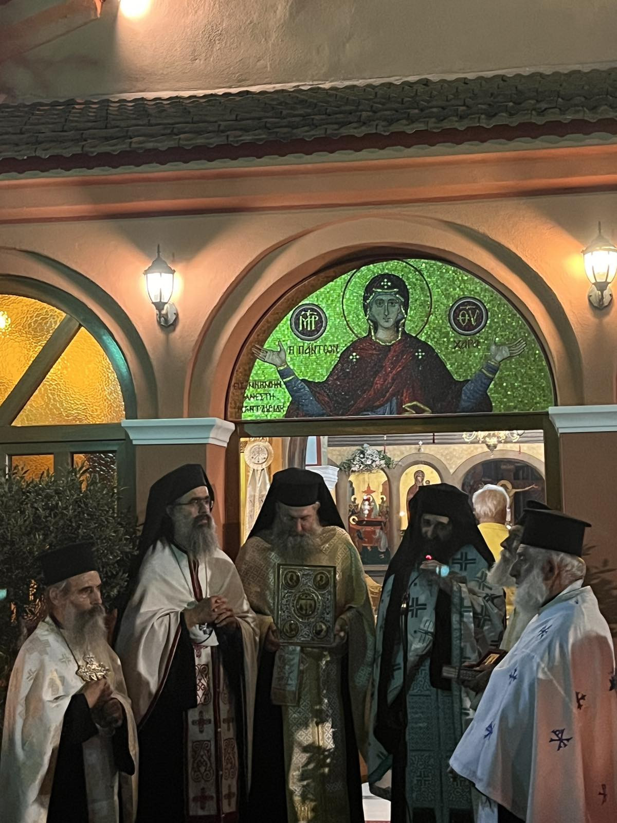Νεοχώρι Αλμωπίας: Με λαμπρότητα η περιφορά της εικόνας της Παναγίας – Πλήθος πιστών έψαλε τα Εγκώμια