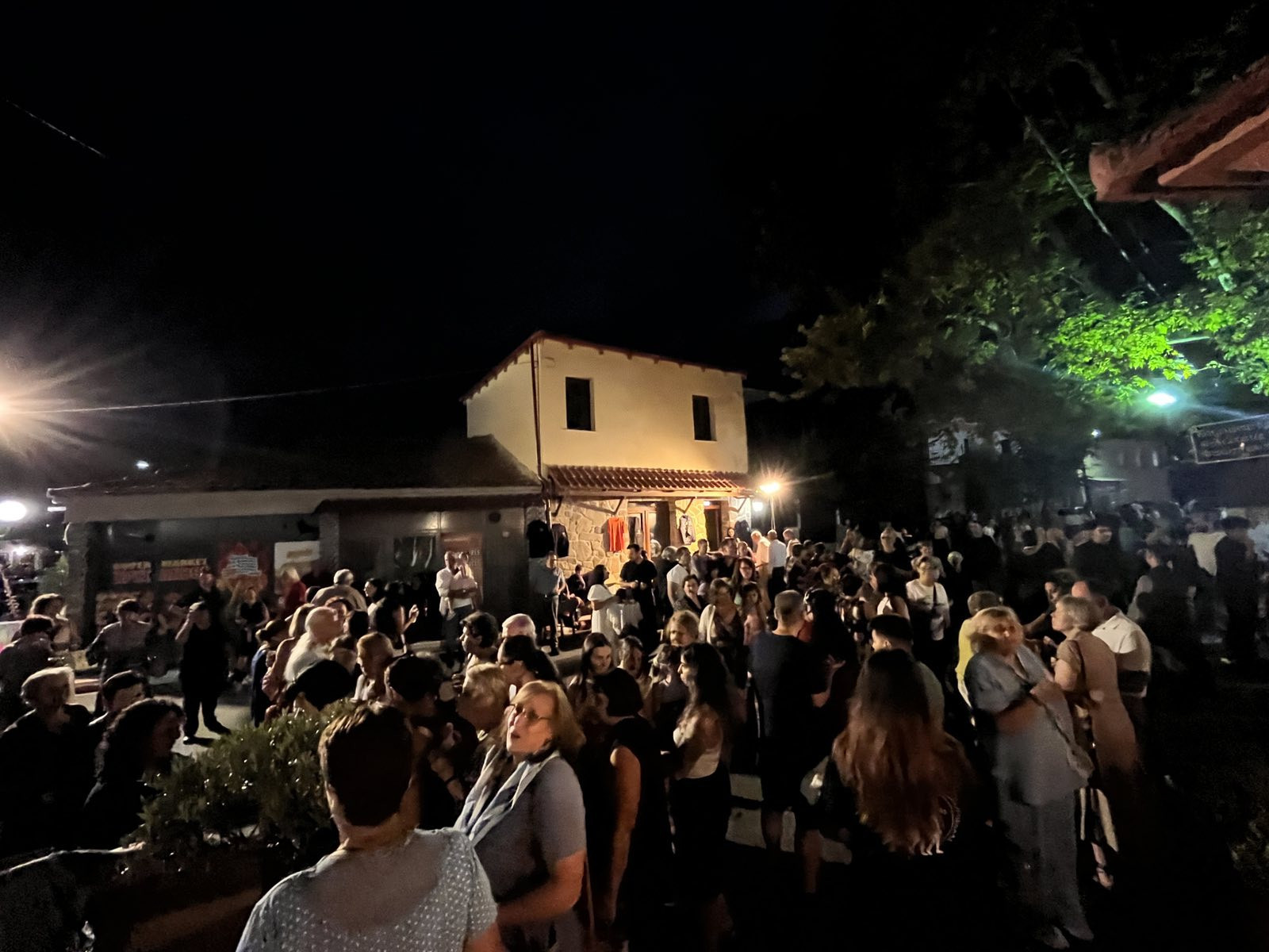 Νεοχώρι Αλμωπίας: Με λαμπρότητα η περιφορά της εικόνας της Παναγίας – Πλήθος πιστών έψαλε τα Εγκώμια