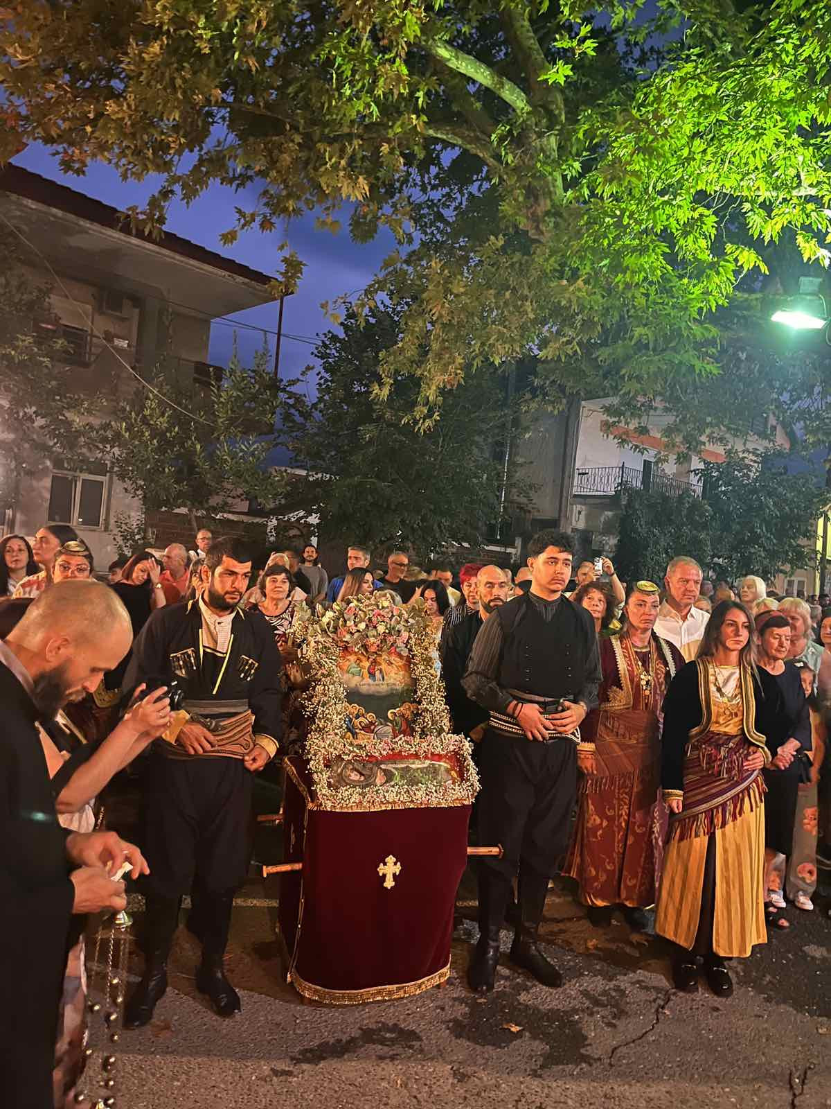 Νεοχώρι Αλμωπίας: Με λαμπρότητα η περιφορά της εικόνας της Παναγίας – Πλήθος πιστών έψαλε τα Εγκώμια
