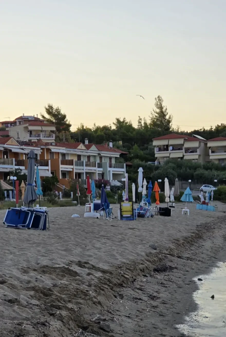 Χαλκιδική - «Ρεζερβέ» στην αμμουδιά με... αλυσίδες: Ξήλωσαν 100 ομπρέλες και ξαπλώστρες από παραλία