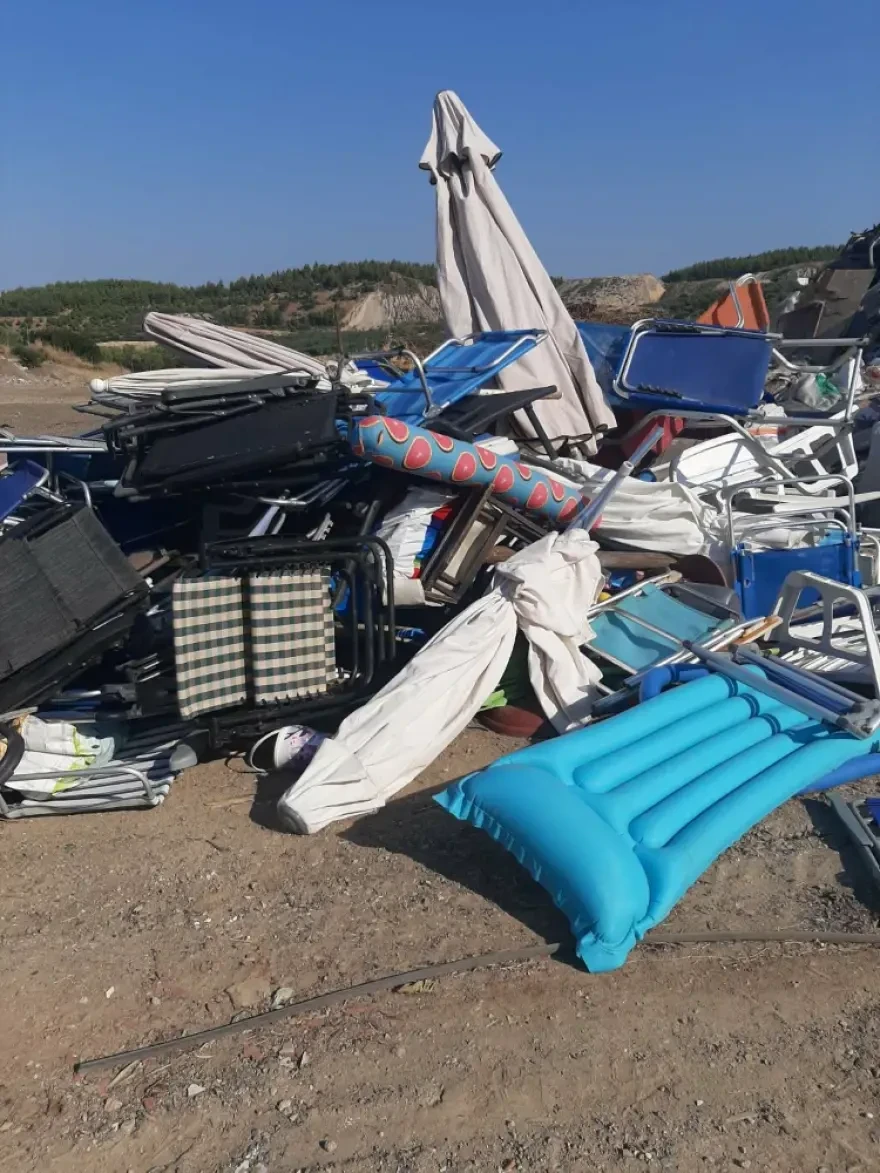 Χαλκιδική - «Ρεζερβέ» στην αμμουδιά με... αλυσίδες: Ξήλωσαν 100 ομπρέλες και ξαπλώστρες από παραλία