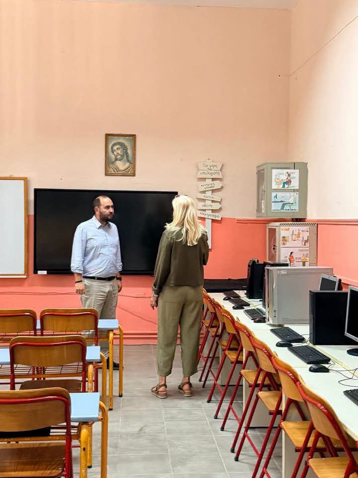 Λάκης Βασιλειάδης στο Δημοτικό Σχολείο Καλυβίων – Συζήτηση για τις ανάγκες μαθητών και εκπαιδευτικών