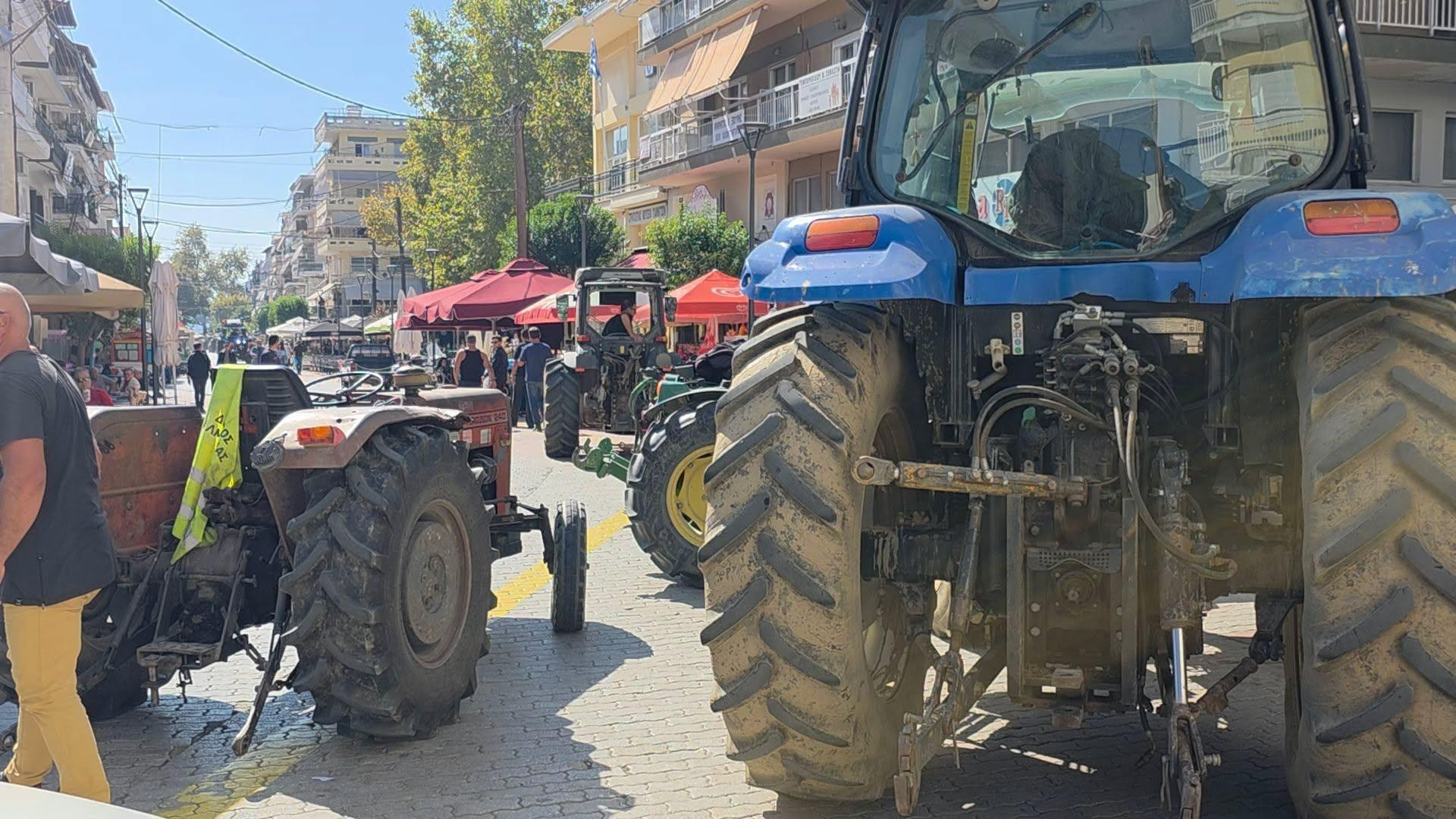 «Φωνή βοώντος εν τη ερήμω»: Εκατοντάδες αγρότες από ολόκληρη την Πέλλα στα Γιαννιτσά – Παρέδωσαν υπομνήματα στους τρεις απόντες βουλευτές