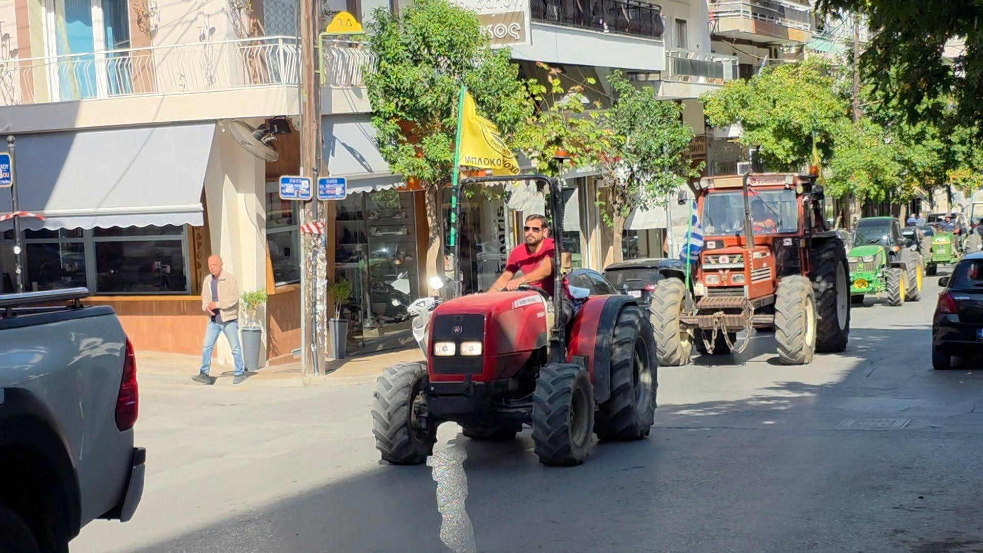 «Φωνή βοώντος εν τη ερήμω»: Εκατοντάδες αγρότες από ολόκληρη την Πέλλα στα Γιαννιτσά – Παρέδωσαν υπομνήματα στους τρεις απόντες βουλευτές