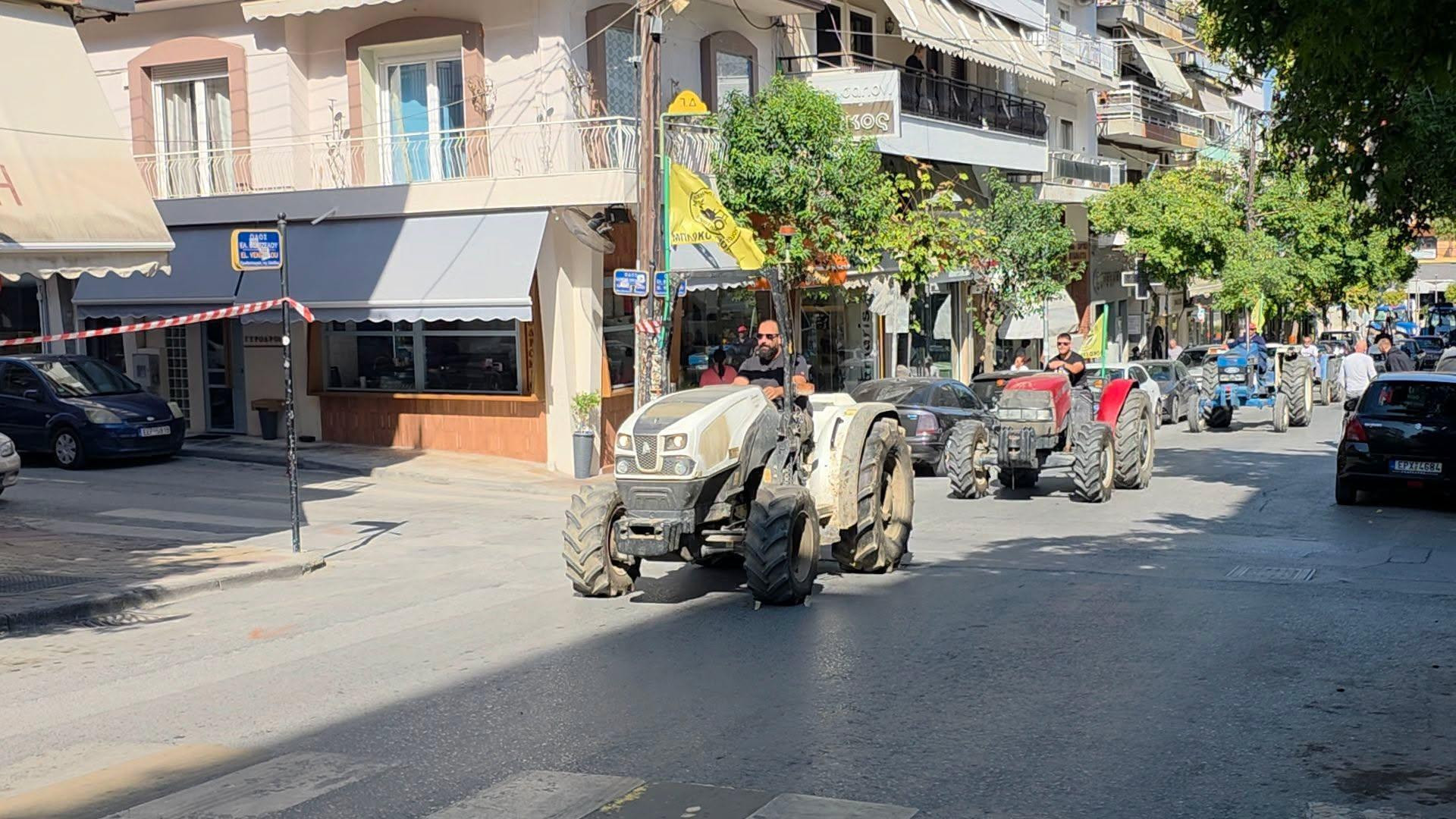 «Φωνή βοώντος εν τη ερήμω»: Εκατοντάδες αγρότες από ολόκληρη την Πέλλα στα Γιαννιτσά – Παρέδωσαν υπομνήματα στους τρεις απόντες βουλευτές