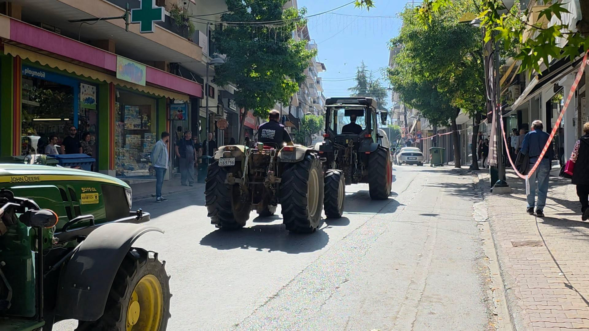 «Φωνή βοώντος εν τη ερήμω»: Εκατοντάδες αγρότες από ολόκληρη την Πέλλα στα Γιαννιτσά – Παρέδωσαν υπομνήματα στους τρεις απόντες βουλευτές