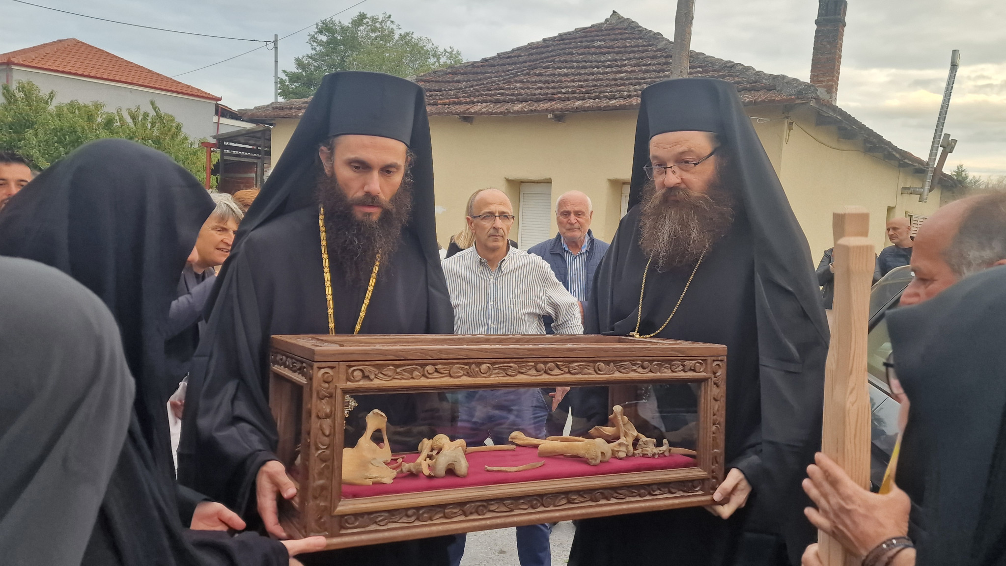 Πρωτοσύγκελλος π. Μάξιμος: Ο άνθρωπος πίσω από την ιστορική υποδοχή των Ιερών Λειψάνων της Αγίας Χρυσής – Μια αθόρυβη αλλά πολύτιμη προσφορά
