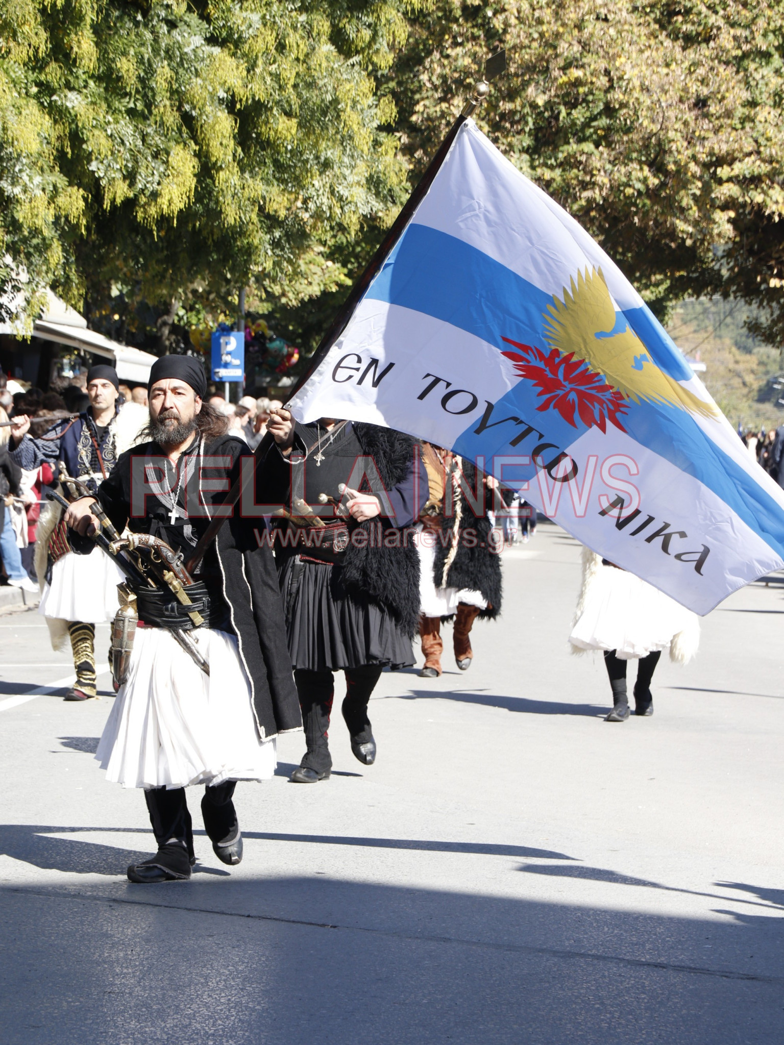 Με παραδοσιακές φορεσιές και στρατιωτική παρουσία η παρέλαση για την απελευθέρωση της Έδεσσας
