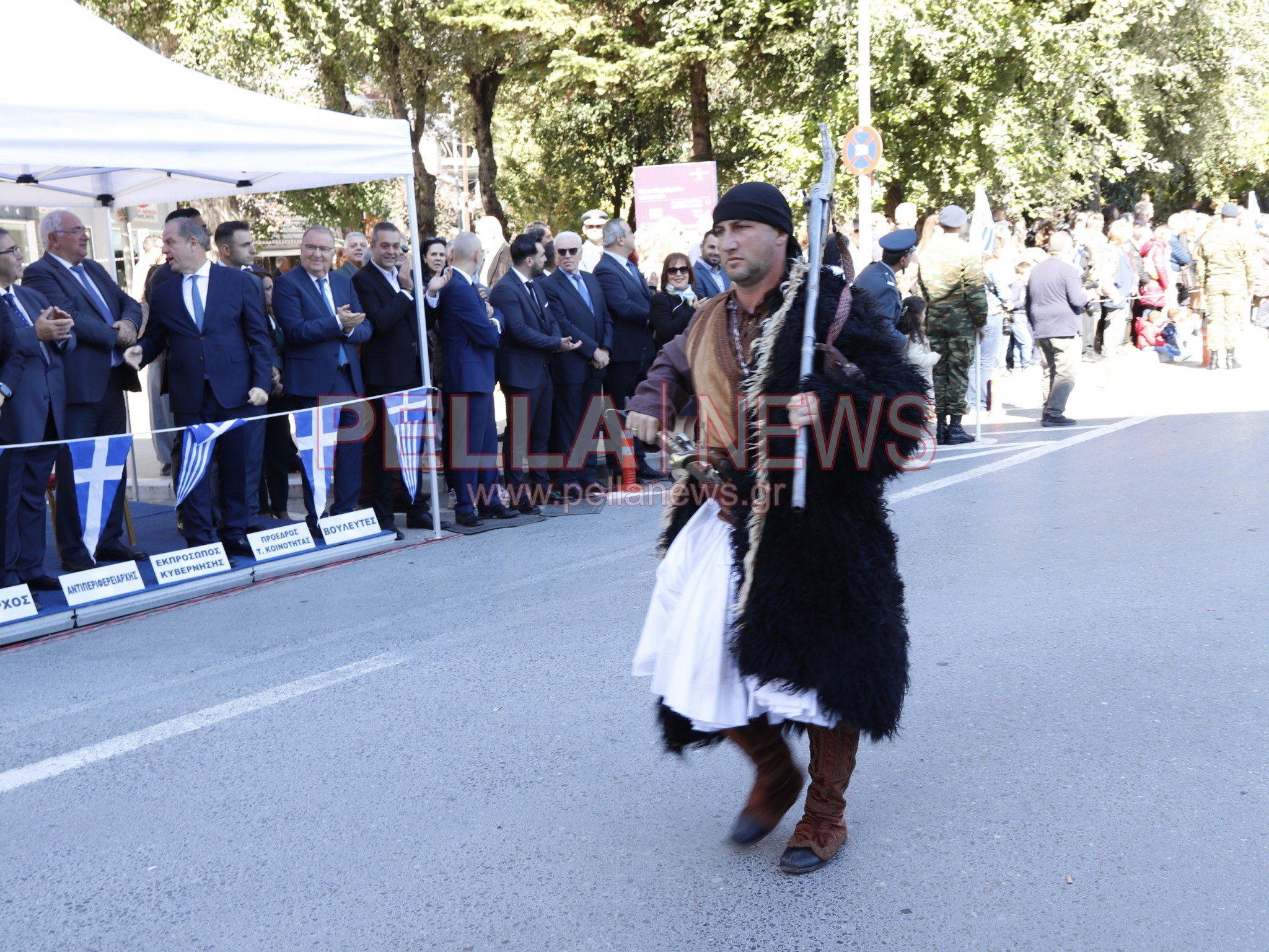 Με παραδοσιακές φορεσιές και στρατιωτική παρουσία η παρέλαση για την απελευθέρωση της Έδεσσας