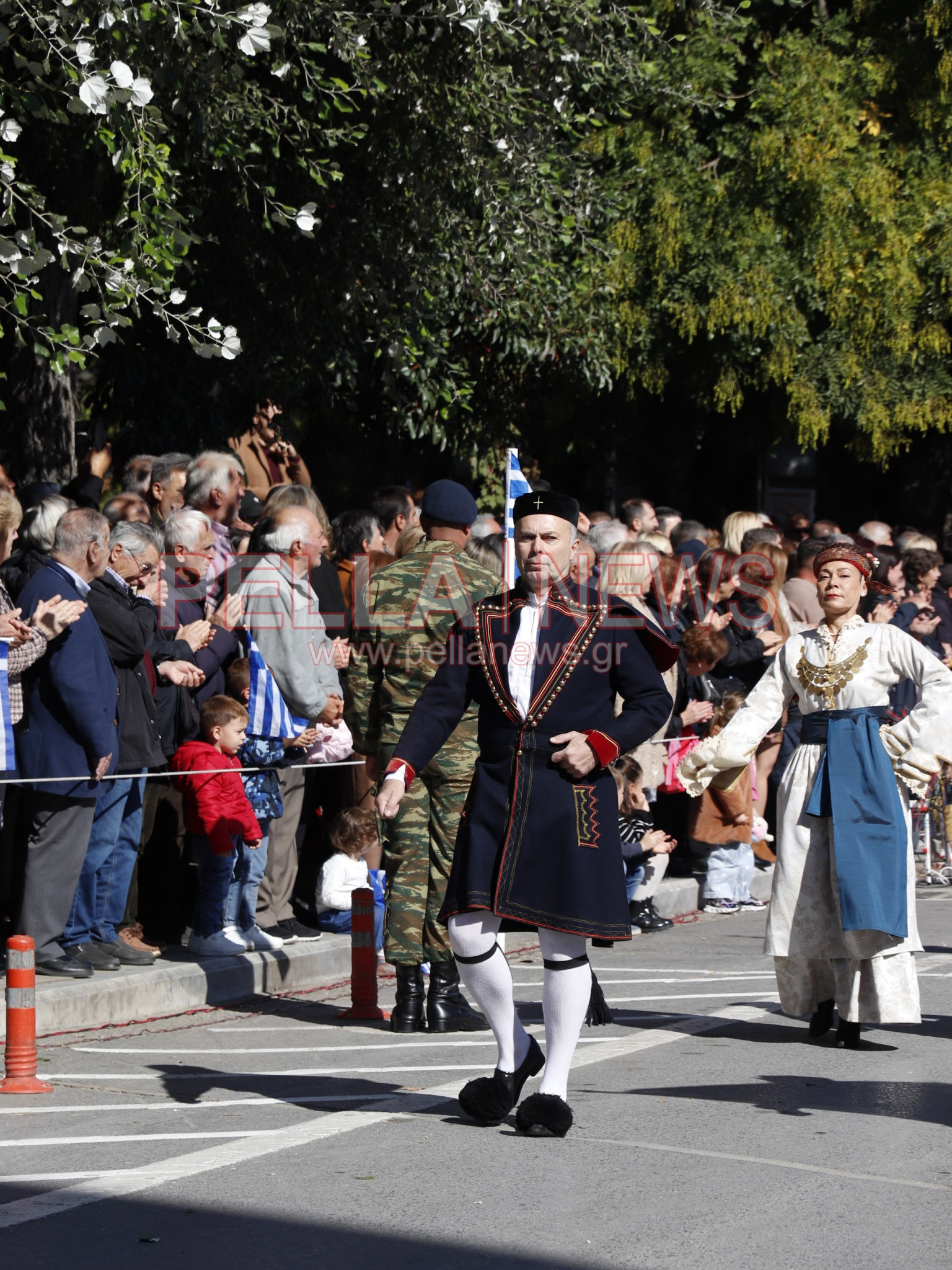 Με παραδοσιακές φορεσιές και στρατιωτική παρουσία η παρέλαση για την απελευθέρωση της Έδεσσας