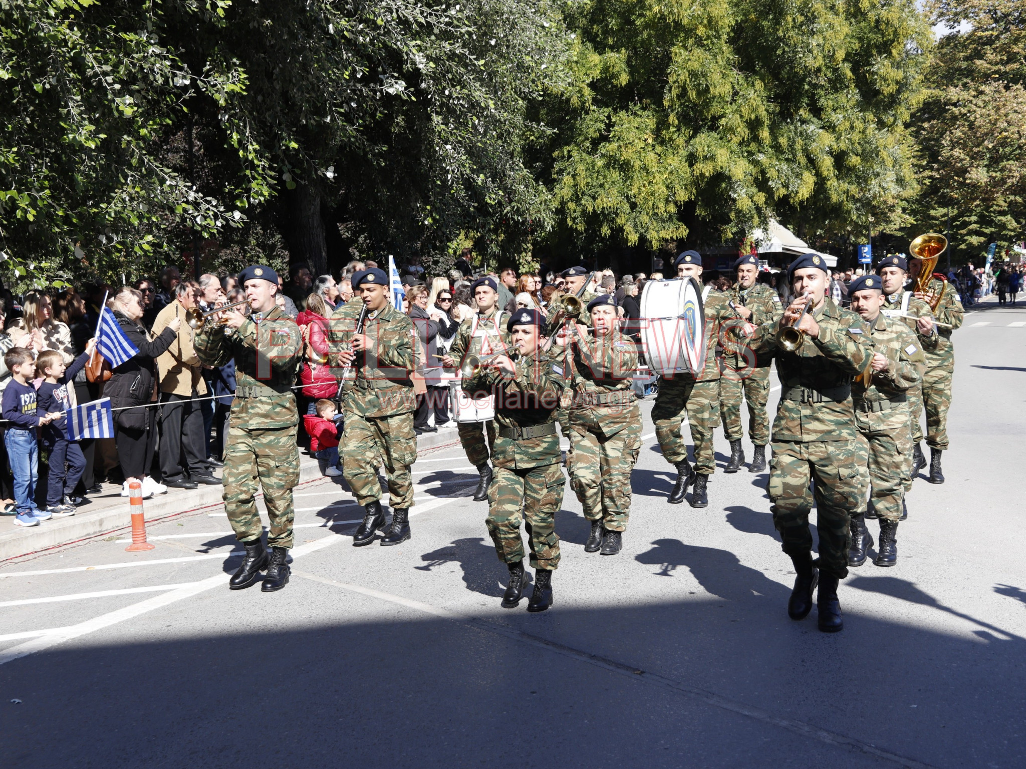 Με παραδοσιακές φορεσιές και στρατιωτική παρουσία η παρέλαση για την απελευθέρωση της Έδεσσας