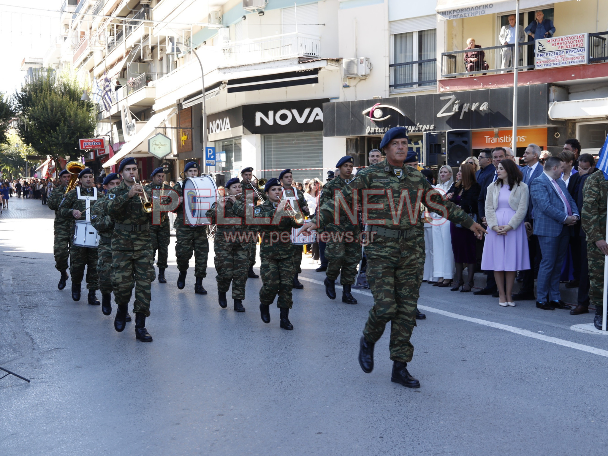 Με παραδοσιακές φορεσιές και στρατιωτική παρουσία η παρέλαση για την απελευθέρωση της Έδεσσας