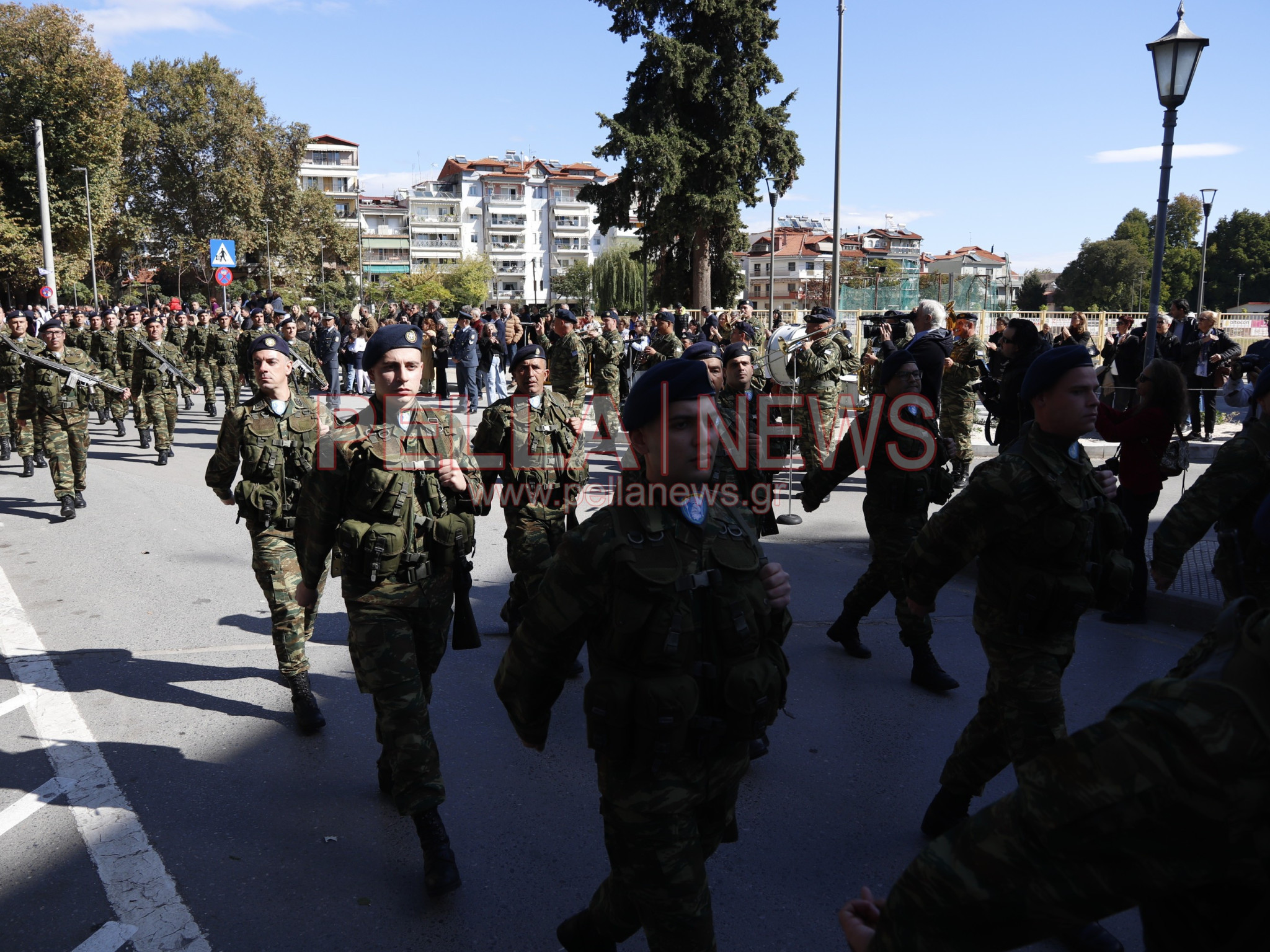 Με παραδοσιακές φορεσιές και στρατιωτική παρουσία η παρέλαση για την απελευθέρωση της Έδεσσας