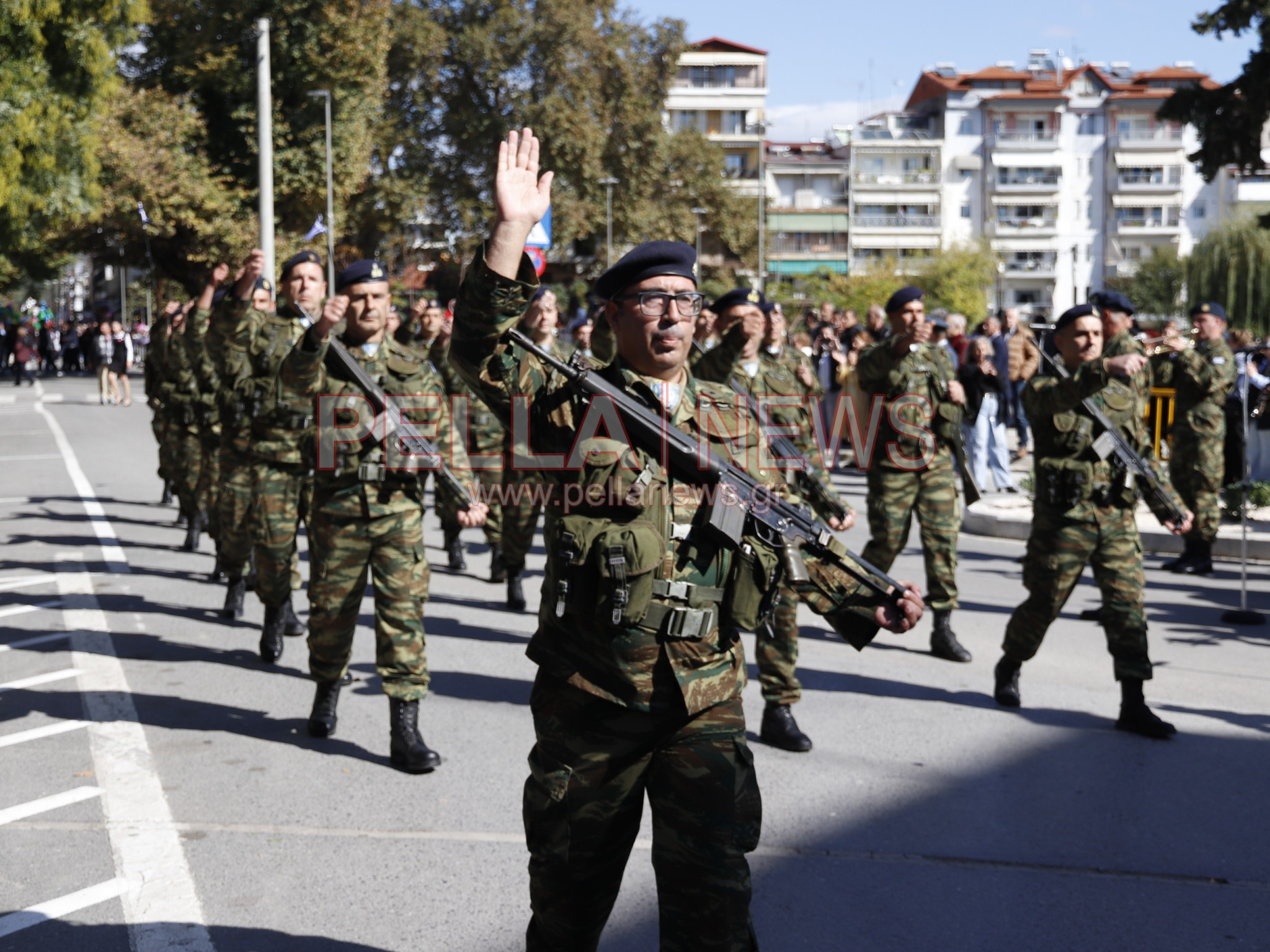 Με παραδοσιακές φορεσιές και στρατιωτική παρουσία η παρέλαση για την απελευθέρωση της Έδεσσας