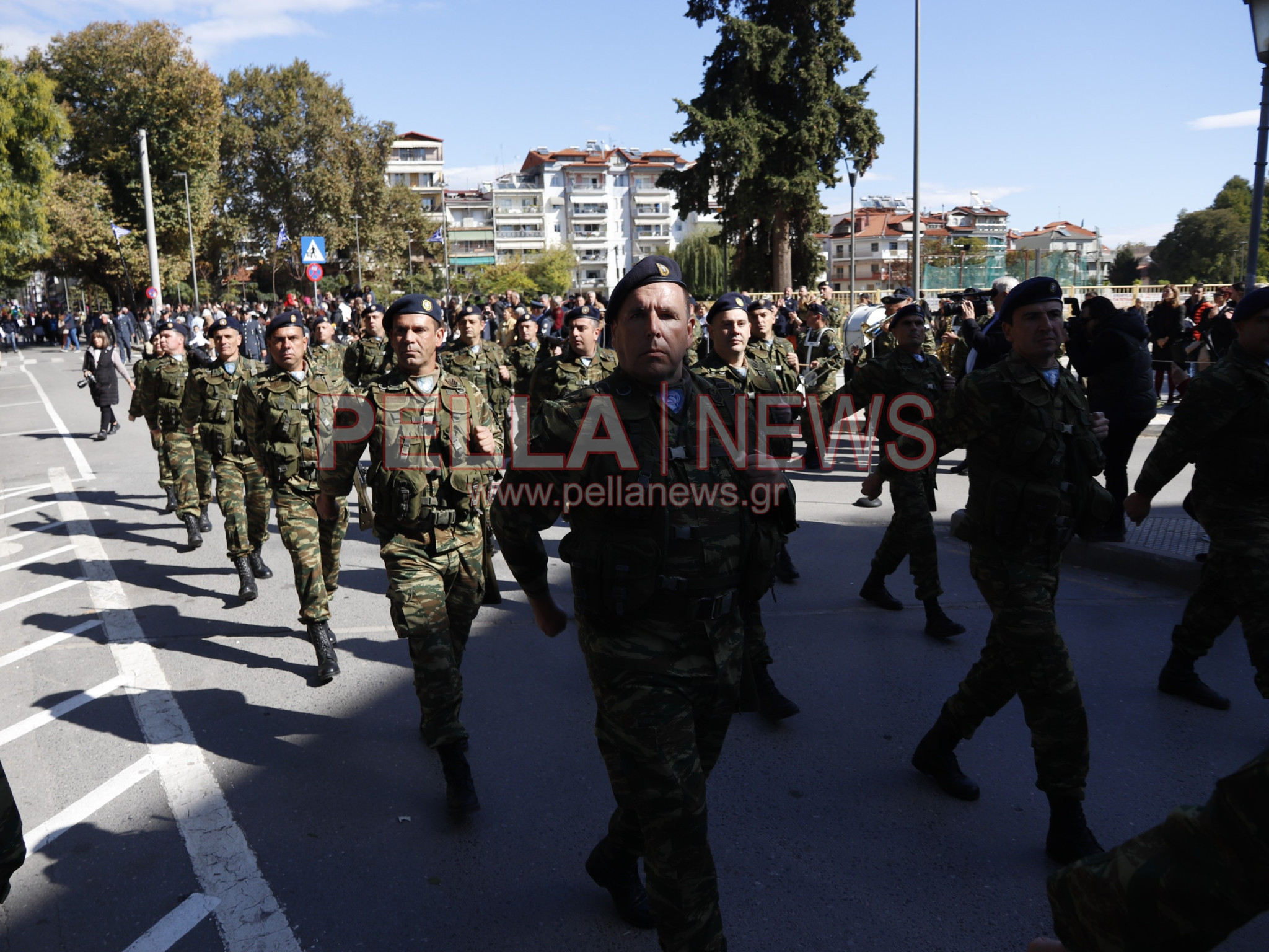 Με παραδοσιακές φορεσιές και στρατιωτική παρουσία η παρέλαση για την απελευθέρωση της Έδεσσας