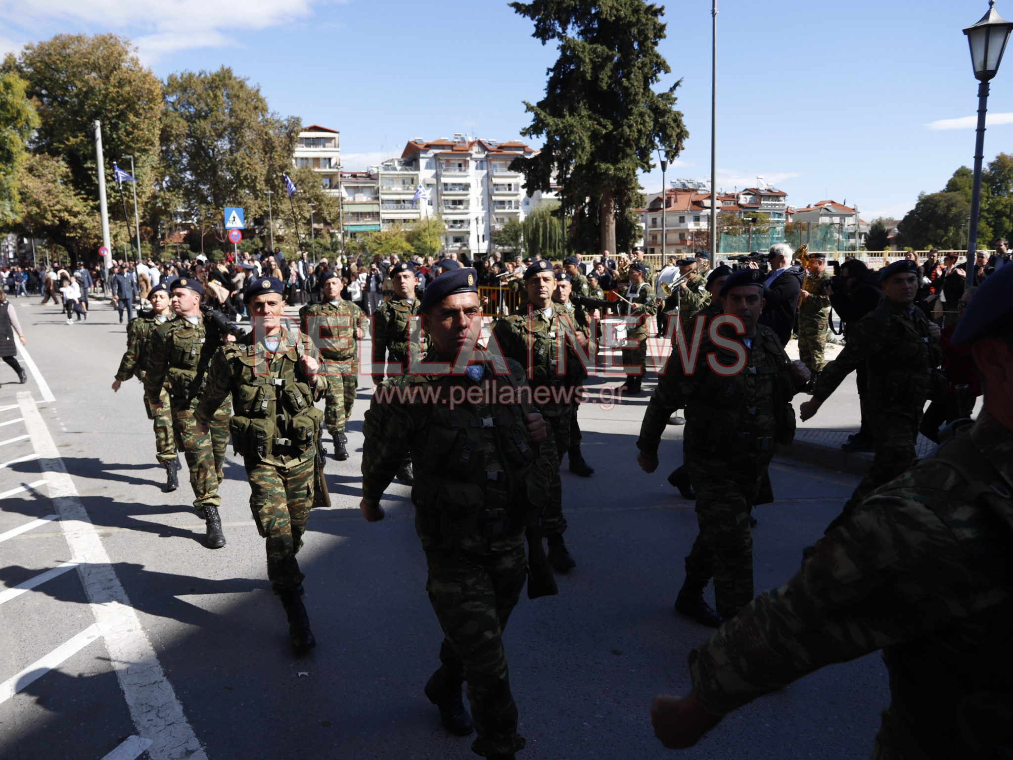 Με παραδοσιακές φορεσιές και στρατιωτική παρουσία η παρέλαση για την απελευθέρωση της Έδεσσας