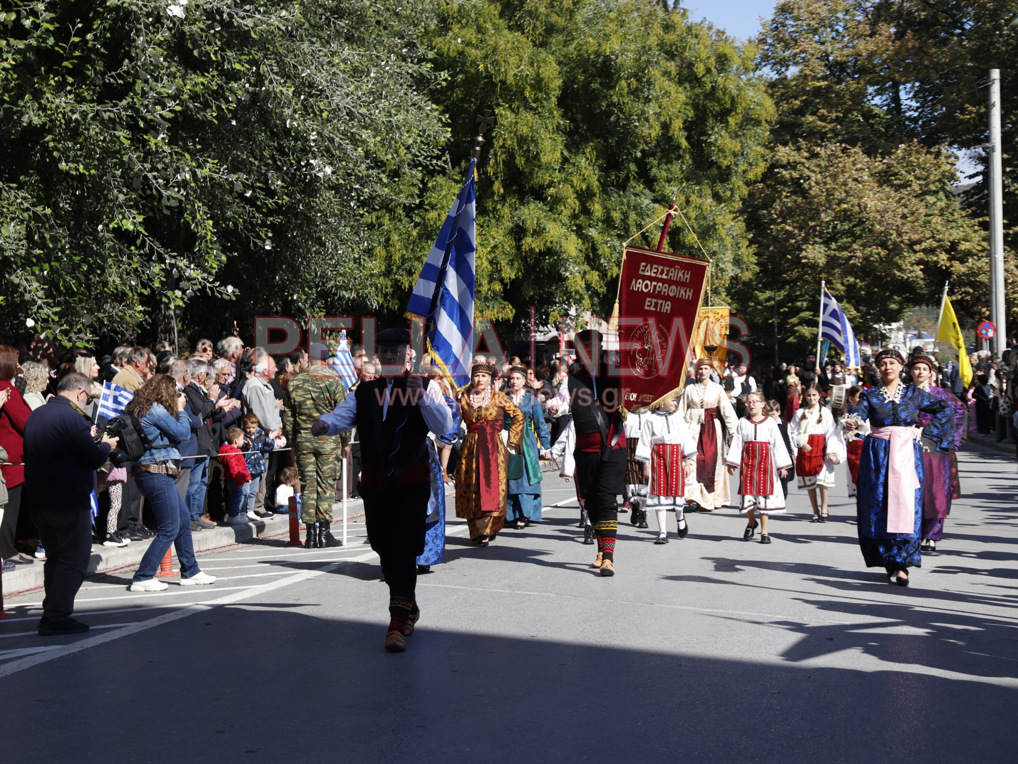 Με παραδοσιακές φορεσιές και στρατιωτική παρουσία η παρέλαση για την απελευθέρωση της Έδεσσας