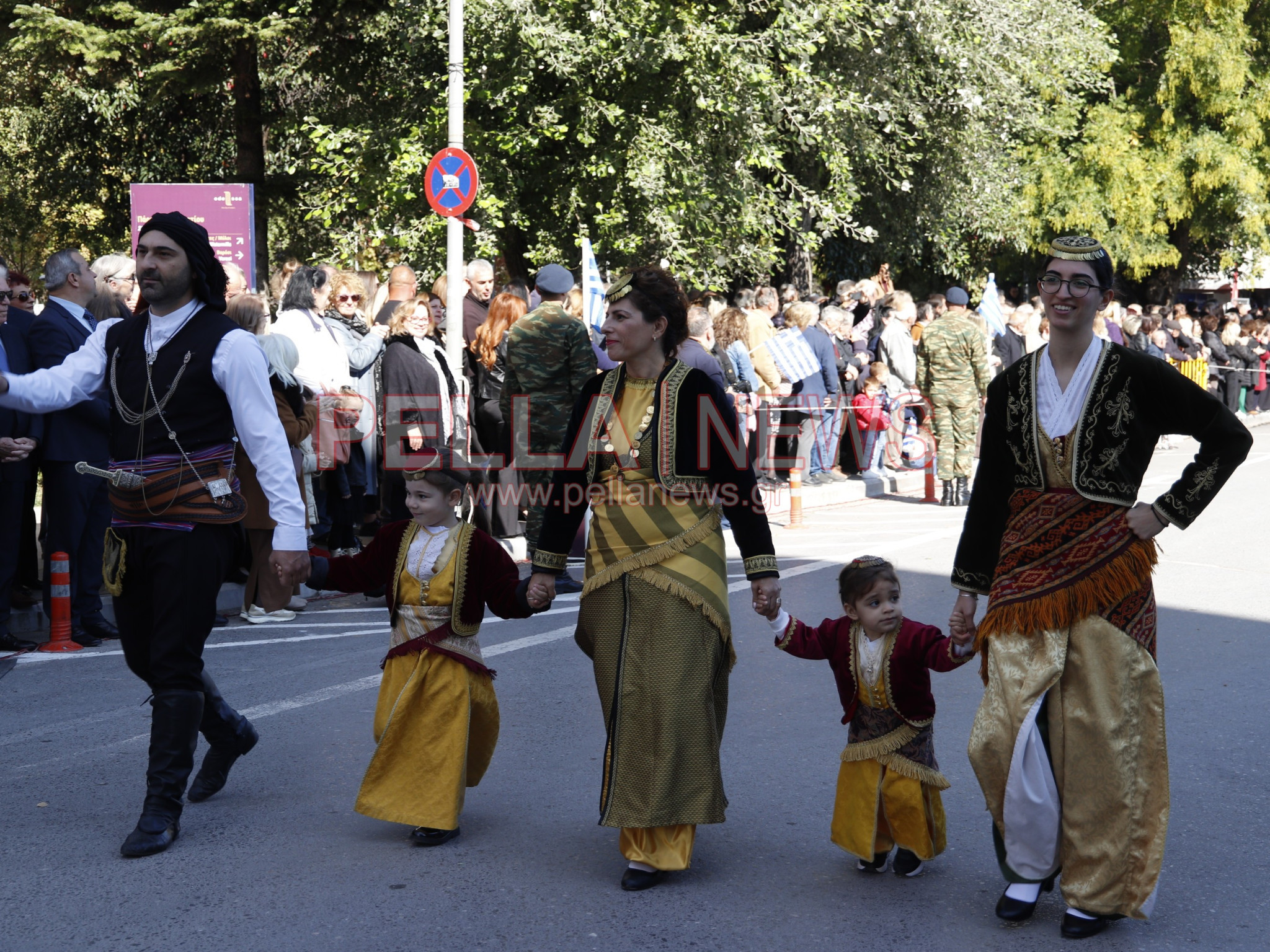 Με παραδοσιακές φορεσιές και στρατιωτική παρουσία η παρέλαση για την απελευθέρωση της Έδεσσας