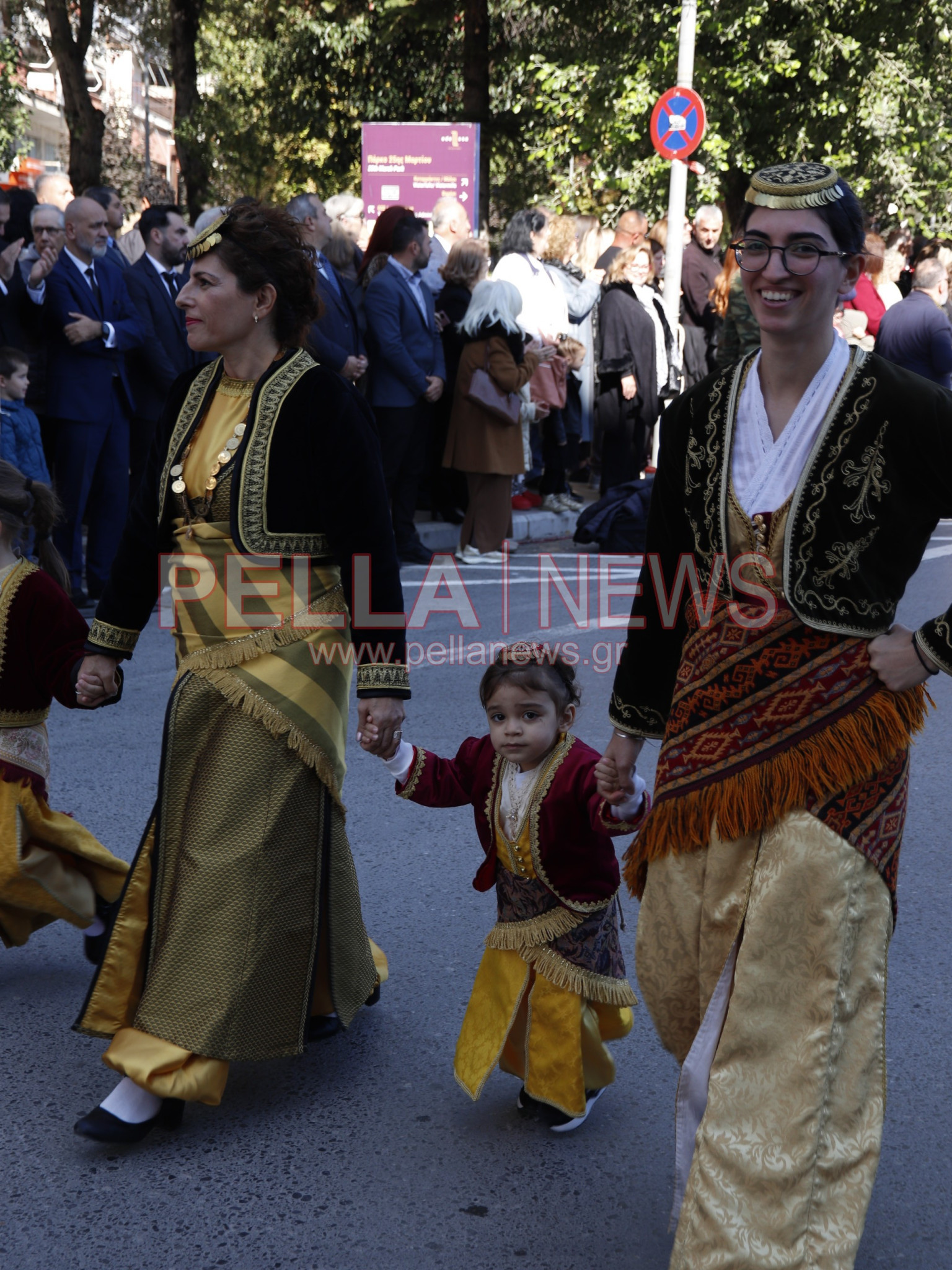 Με παραδοσιακές φορεσιές και στρατιωτική παρουσία η παρέλαση για την απελευθέρωση της Έδεσσας