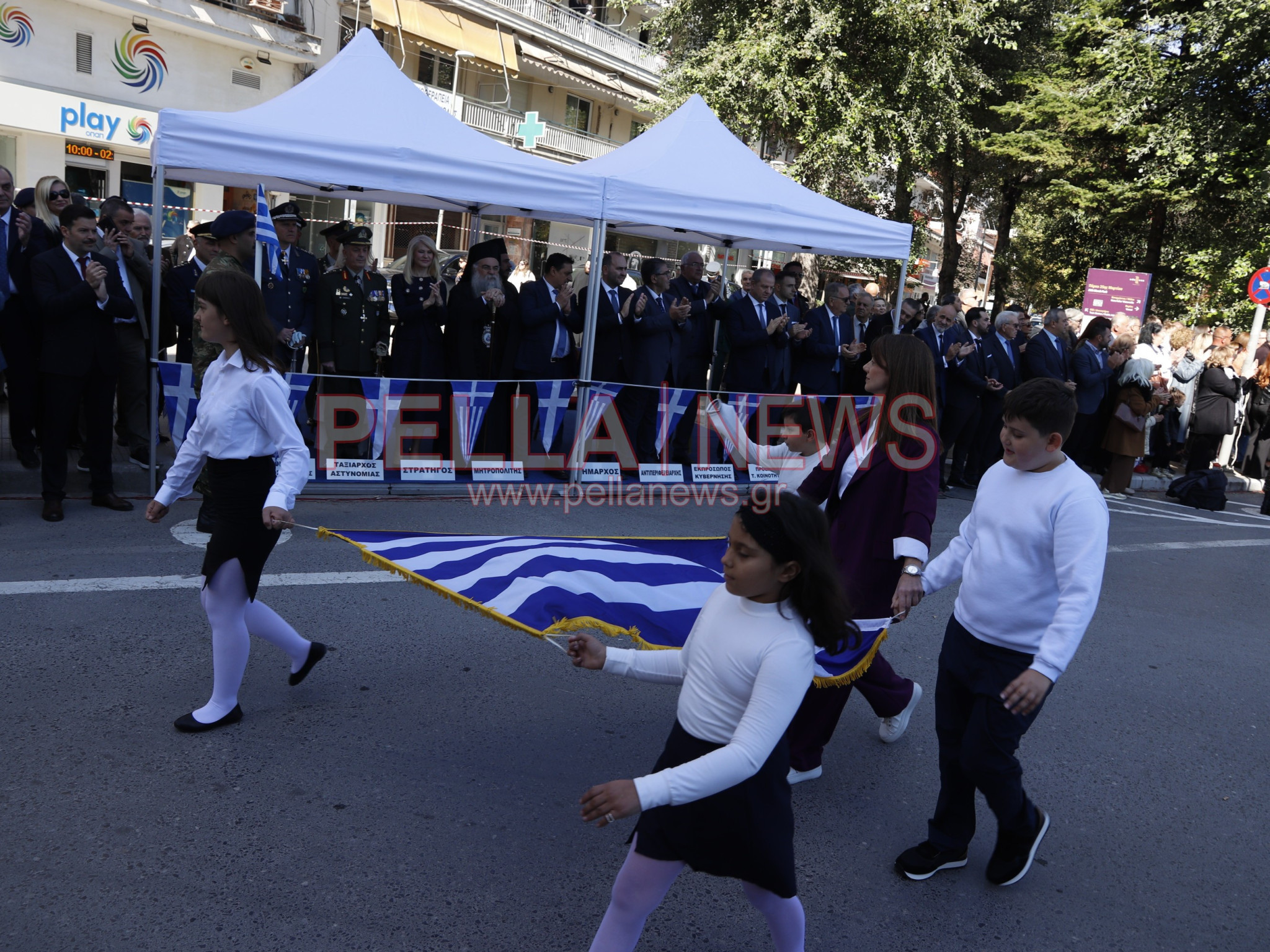 Με κάθε επισημότητα γιορτάστηκε η απελευθέρωση της Έδεσσας. Φωτογραφίες από τα σχολεία