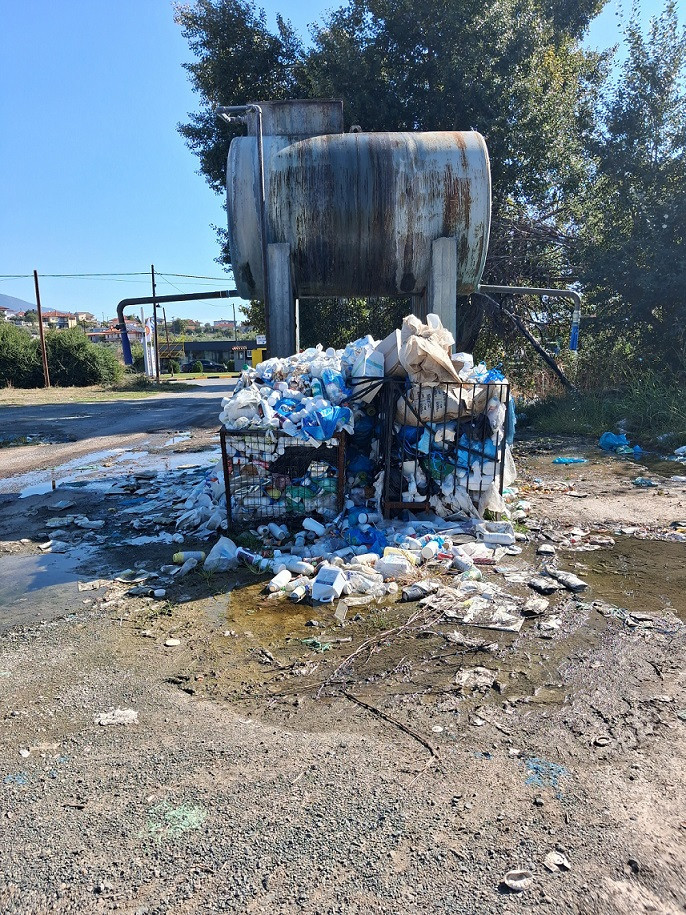 Το Μάνδαλο στο επίκεντρο: Αντιπαράθεση για την κεντρική αίθουσα του χωριού