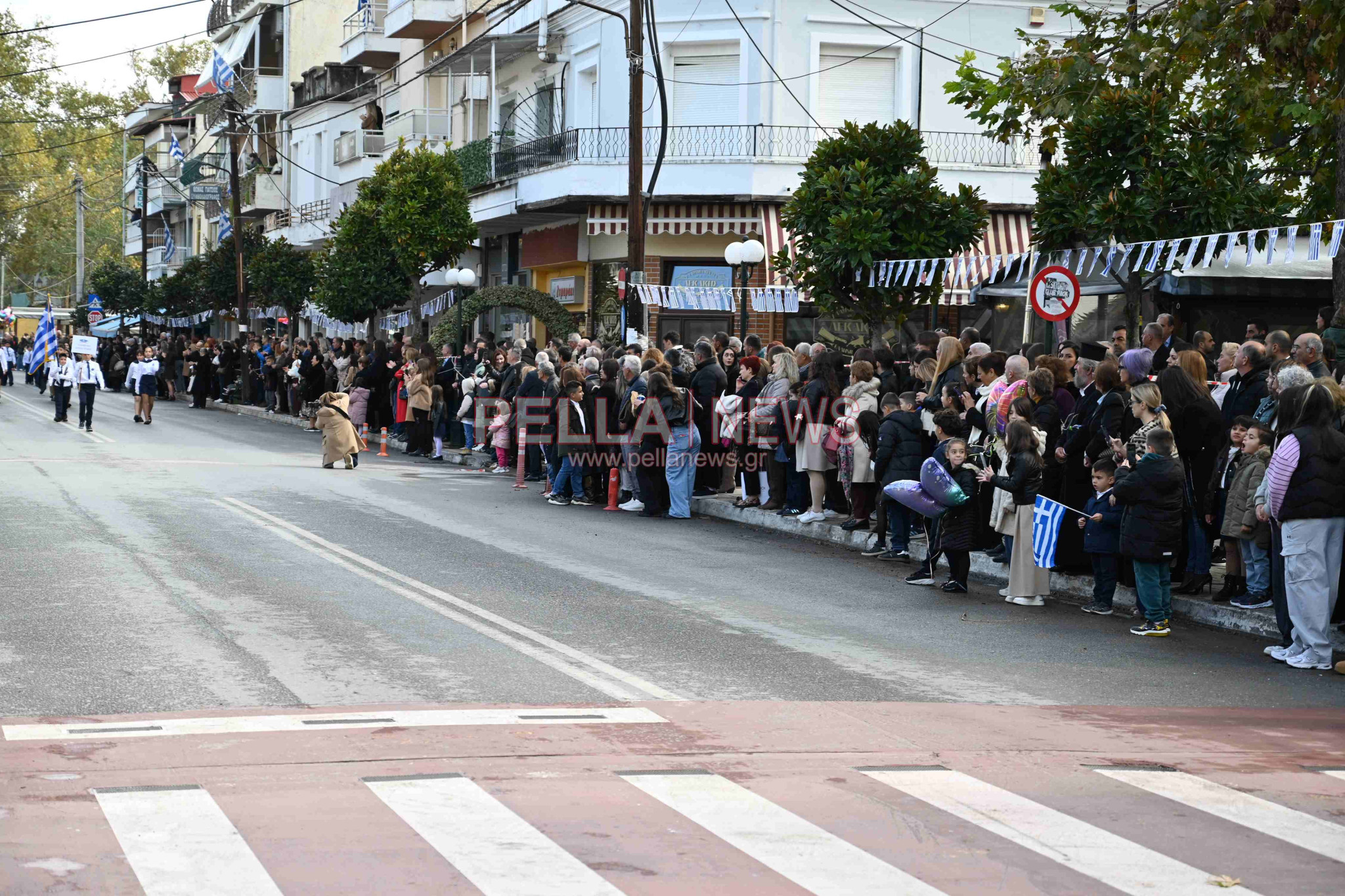 Σκύδρα/28η Οκτωβρίου: Παρέλασαν μαθητές και πολιτιστικοί σύλλογοι!