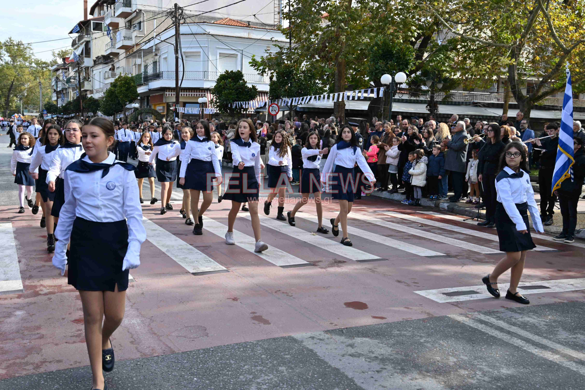 Σκύδρα/28η Οκτωβρίου: Παρέλασαν μαθητές και πολιτιστικοί σύλλογοι!