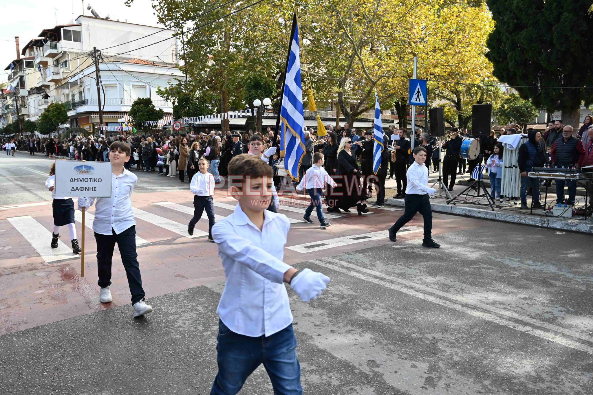 Σκύδρα/28η Οκτωβρίου: Παρέλασαν μαθητές και πολιτιστικοί σύλλογοι!