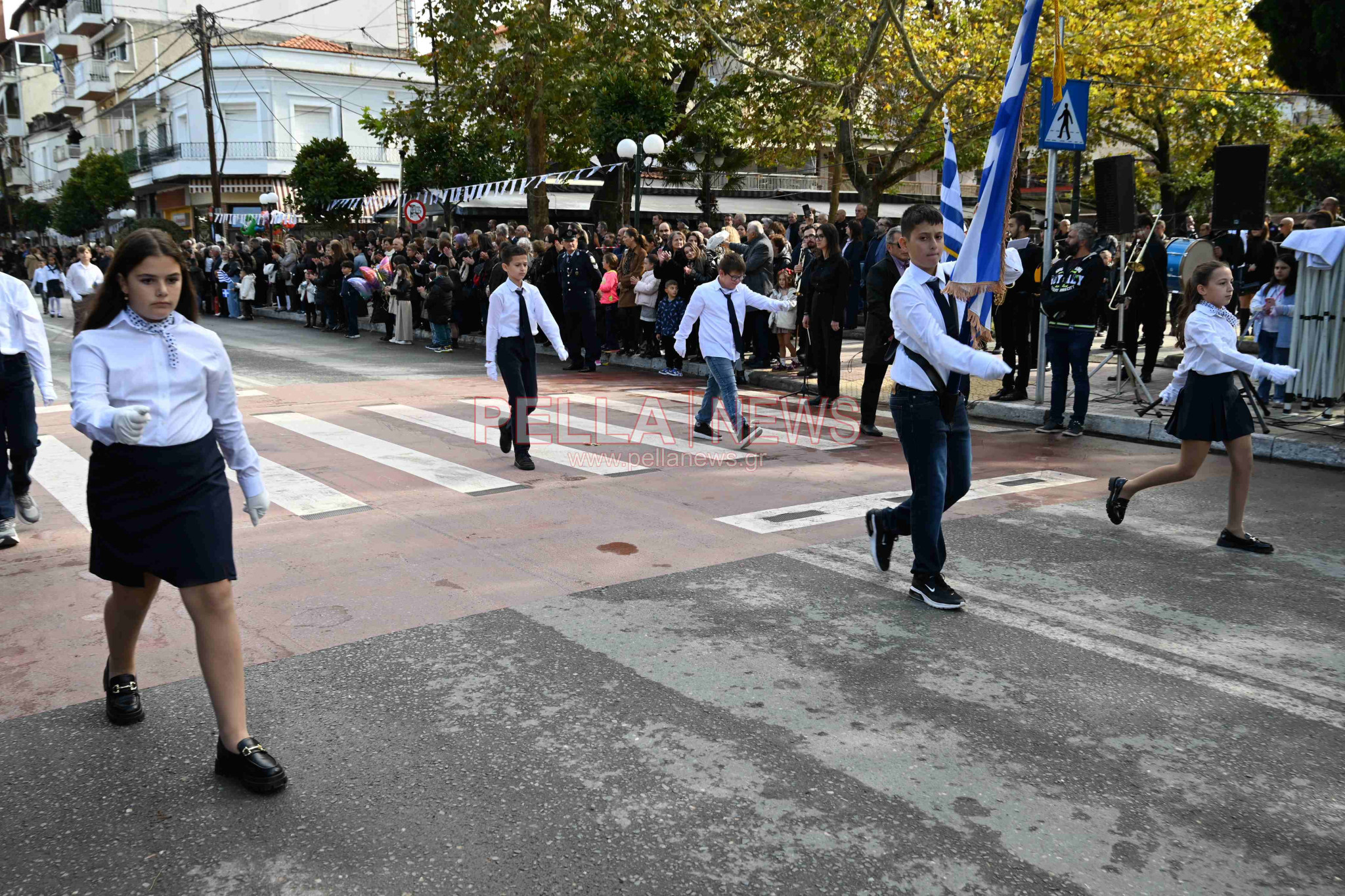 Σκύδρα/28η Οκτωβρίου: Παρέλασαν μαθητές και πολιτιστικοί σύλλογοι!