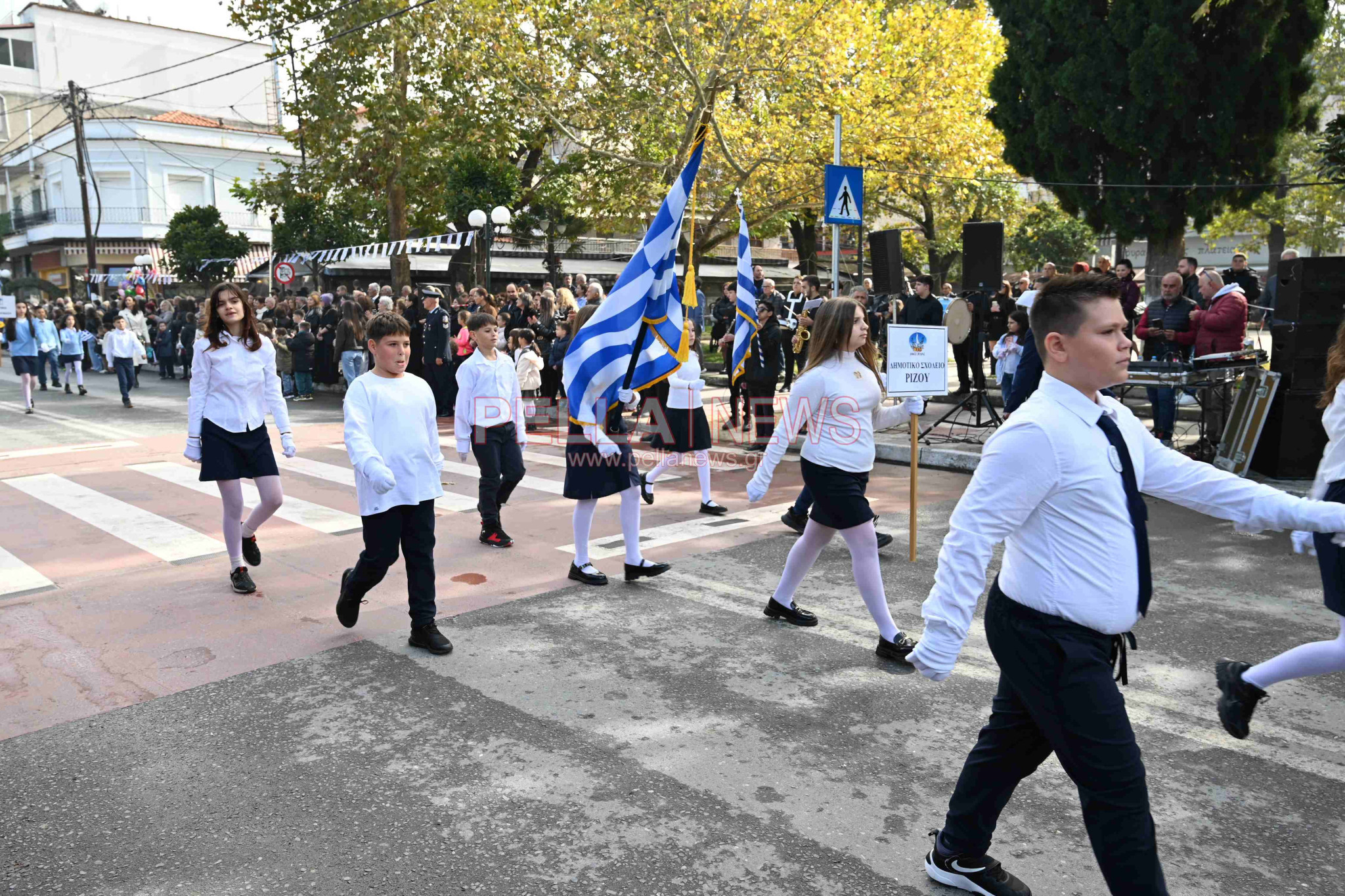 Σκύδρα/28η Οκτωβρίου: Παρέλασαν μαθητές και πολιτιστικοί σύλλογοι!