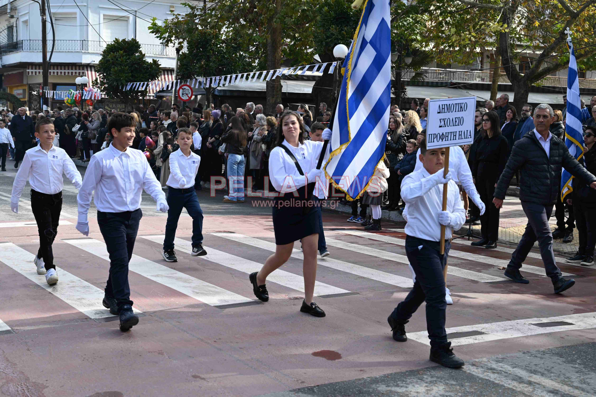 Σκύδρα/28η Οκτωβρίου: Παρέλασαν μαθητές και πολιτιστικοί σύλλογοι!