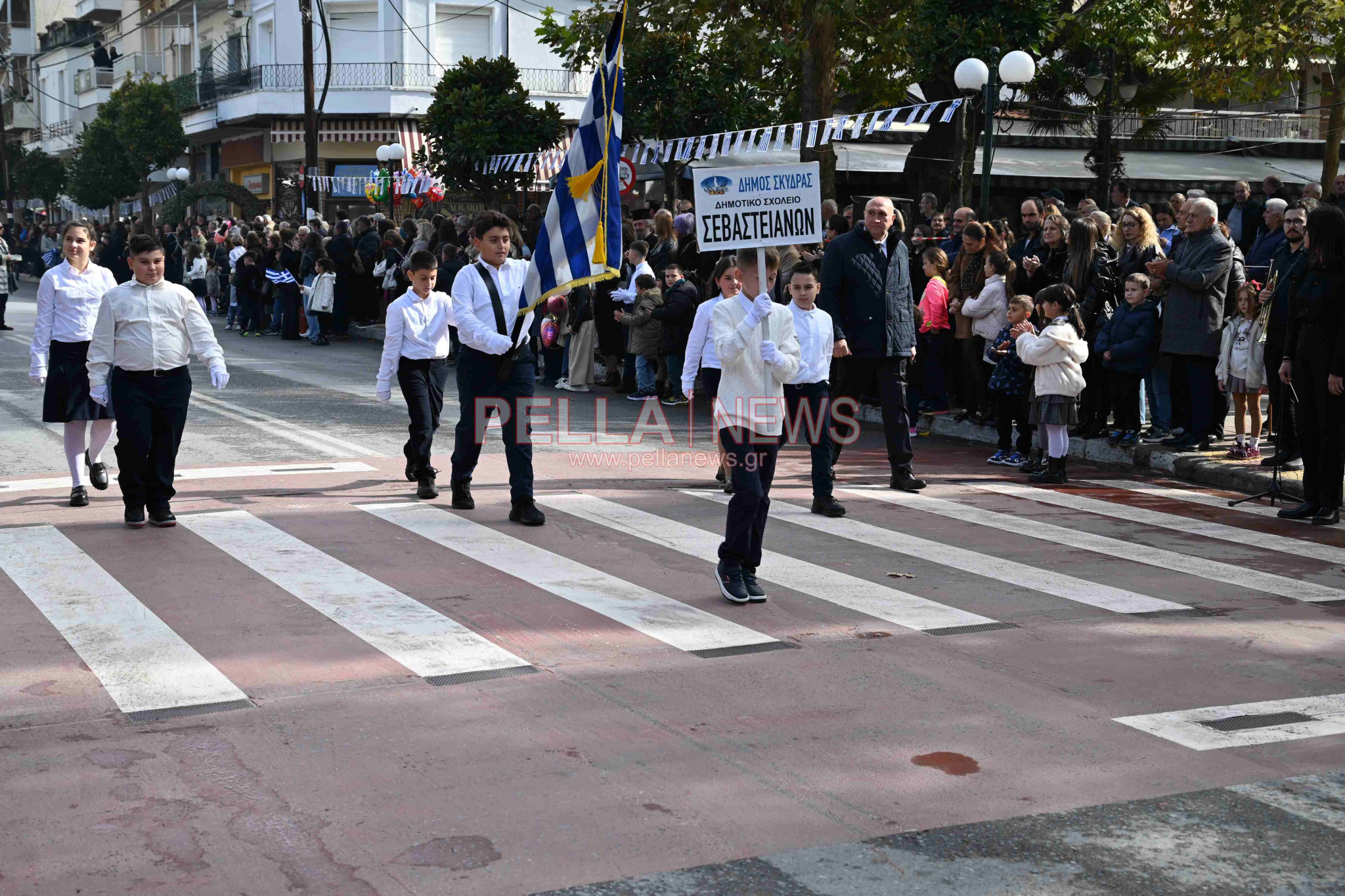 Σκύδρα/28η Οκτωβρίου: Παρέλασαν μαθητές και πολιτιστικοί σύλλογοι!