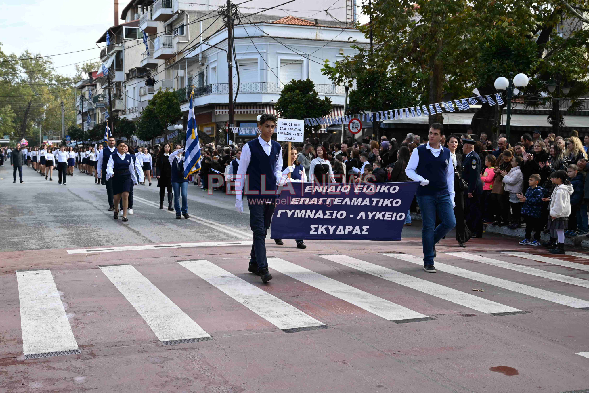 Σκύδρα/28η Οκτωβρίου: Παρέλασαν μαθητές και πολιτιστικοί σύλλογοι!