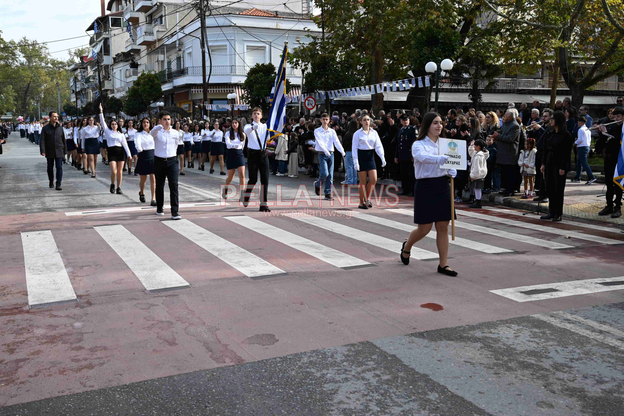 Σκύδρα/28η Οκτωβρίου: Παρέλασαν μαθητές και πολιτιστικοί σύλλογοι!