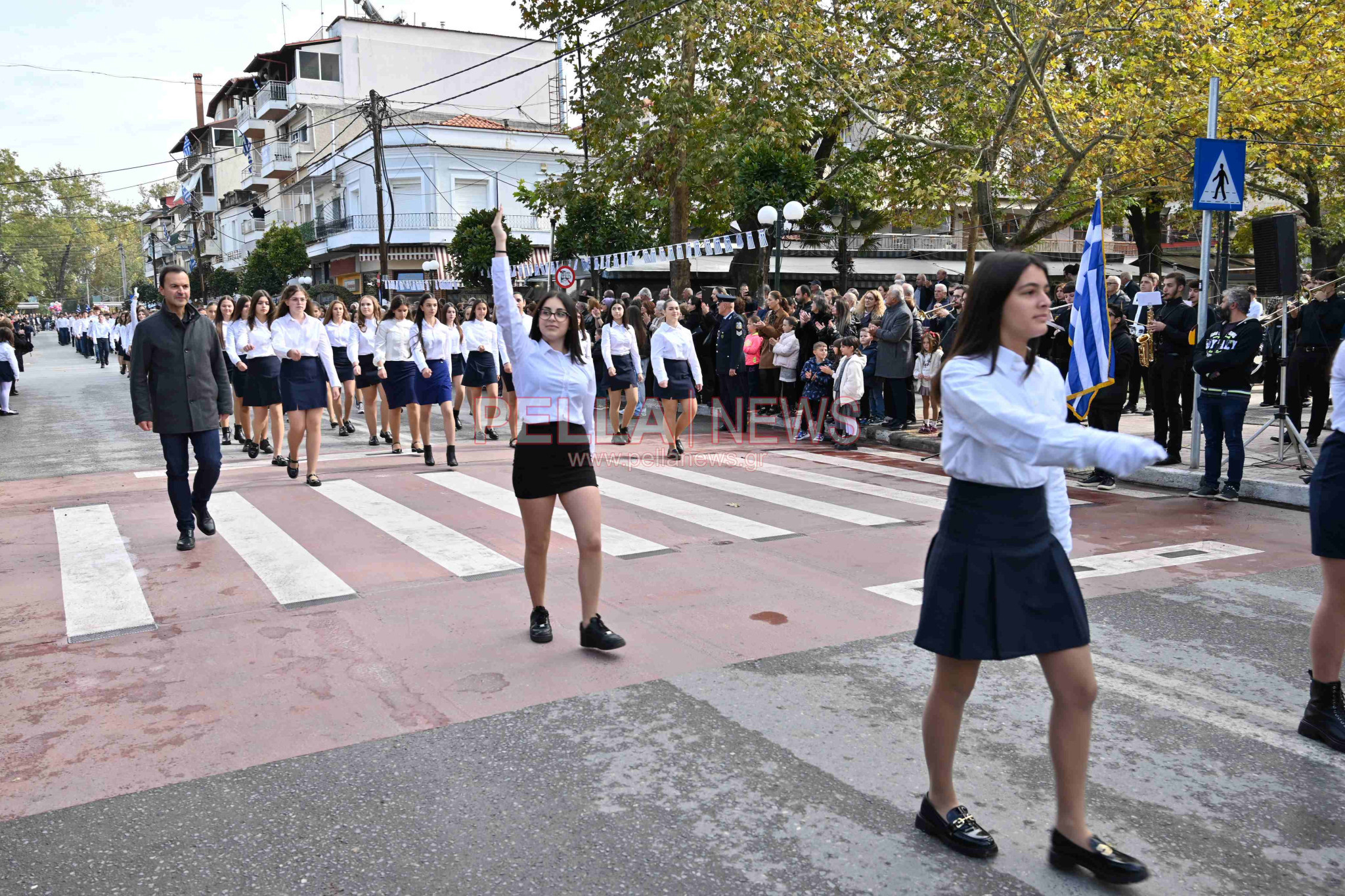 Σκύδρα/28η Οκτωβρίου: Παρέλασαν μαθητές και πολιτιστικοί σύλλογοι!