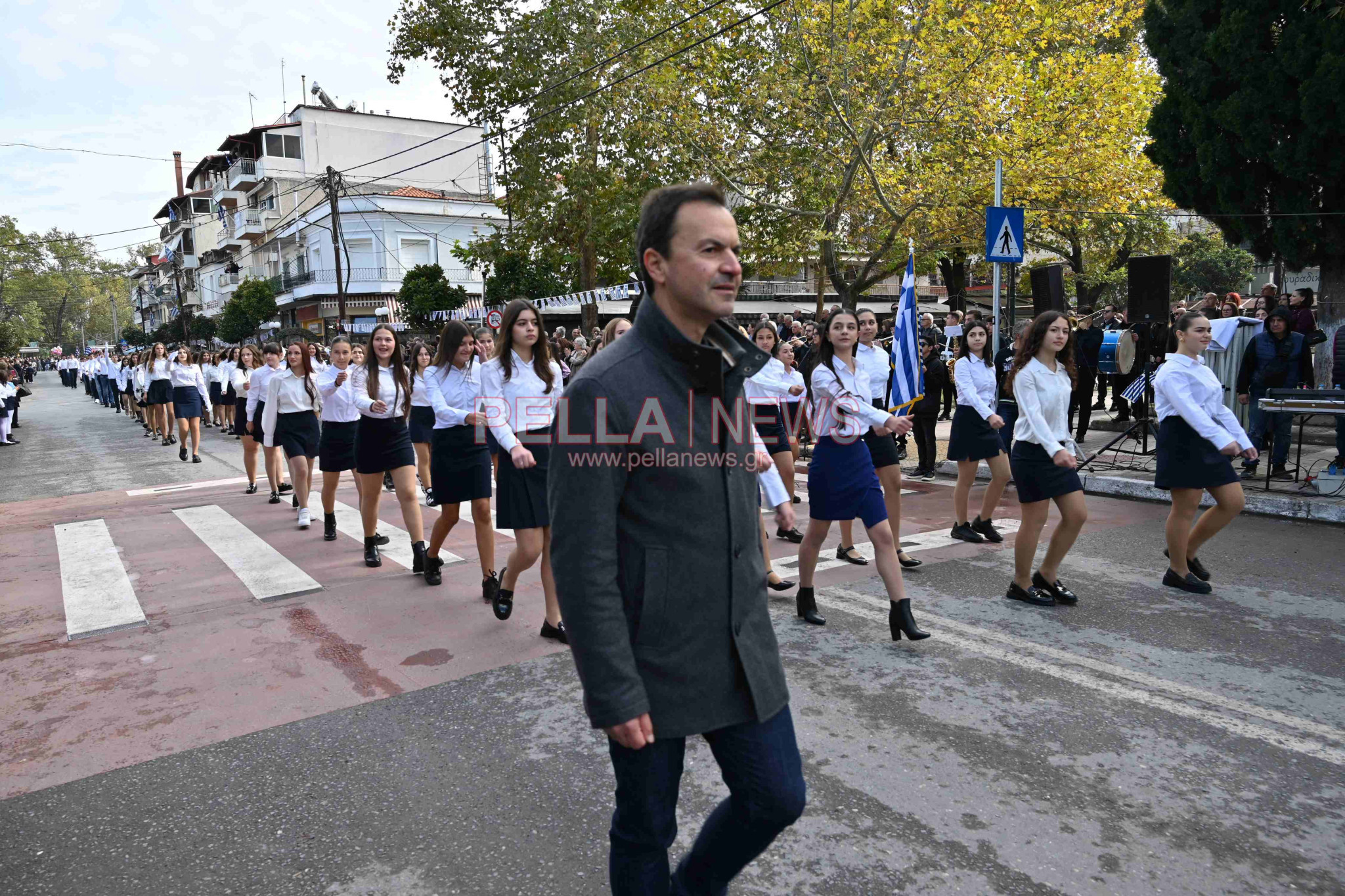 Σκύδρα/28η Οκτωβρίου: Παρέλασαν μαθητές και πολιτιστικοί σύλλογοι!